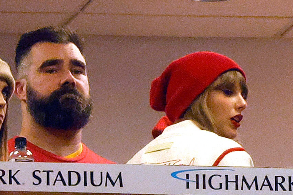 Taylor Swift with Travis Kelce s brother, Jason Kelce, before the game between the Bills and the Chiefs.