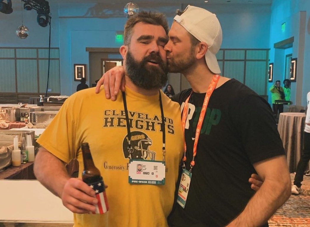 Philadelphia Eagles center Jason Kelce and his longtime trainer Joe O'Pella share a wholesome moment.