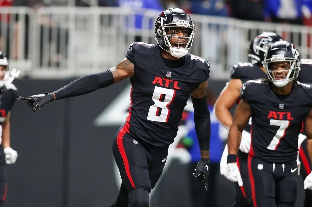 Atlanta Falcons tight end Kyle Pitts (8) celebrates after a touchdown against the Tampa Bay Buccaneers in the first half at Mercedes-Benz Stadium.