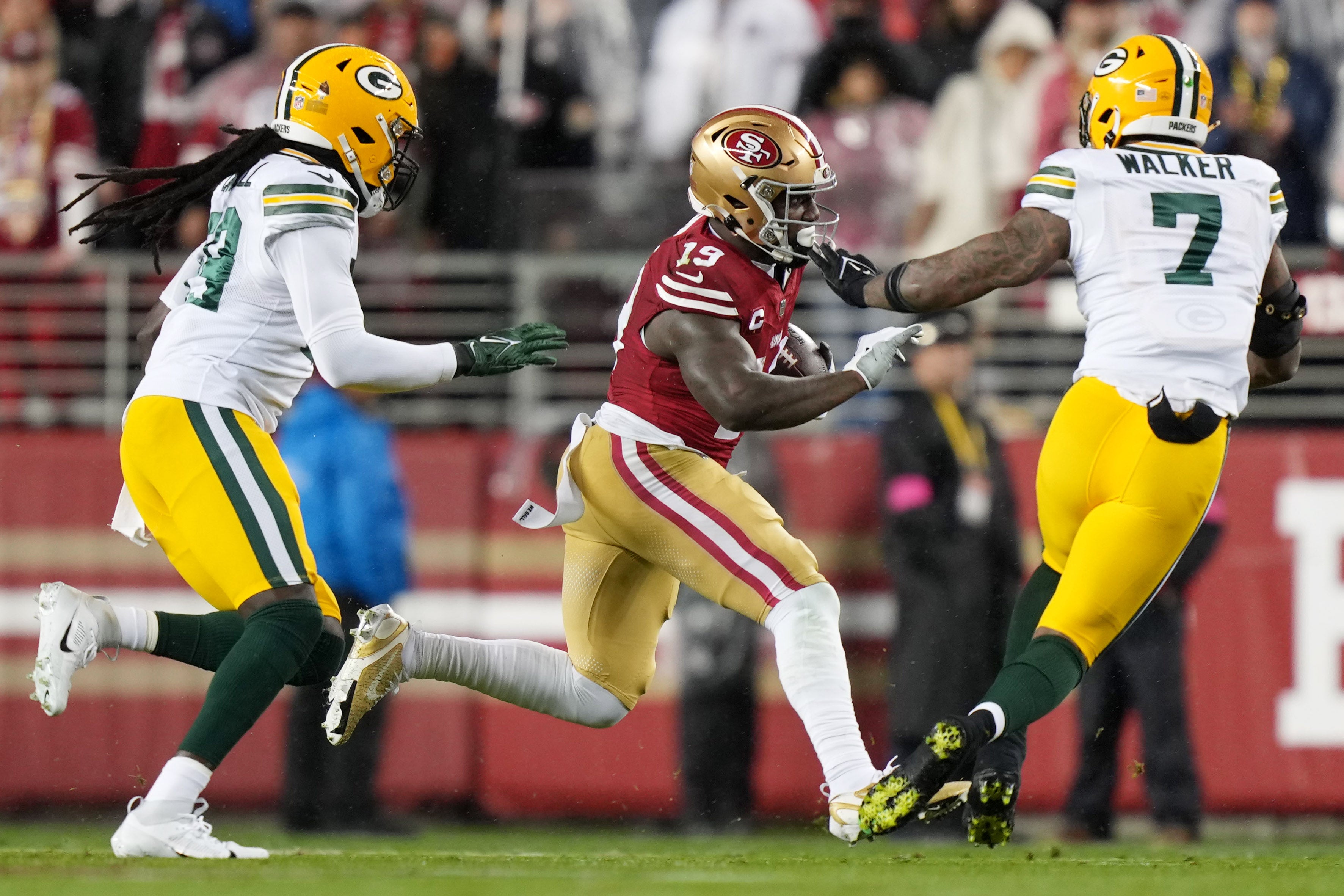 San Francisco 49ers wide receiver Deebo Samuel (19) runs against Green Bay Packers linebacker De'Vondre Campbell (59) and linebacker Quay Walker (7)