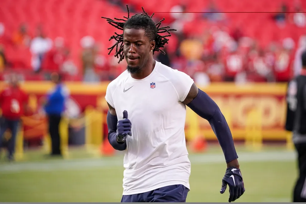 Denver Broncos wide receiver Jerry Jeudy (10) warms up against the Kansas City Chiefs prior to a game at GEHA Field at Arrowhead Stadium.