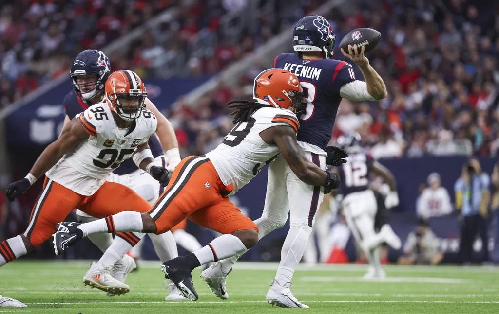 Cleveland Browns defensive end Za'Darius Smith (99) attempts to tackle Houston Texans quarterback Case Keenum (18) during the game at NRG Stadium.