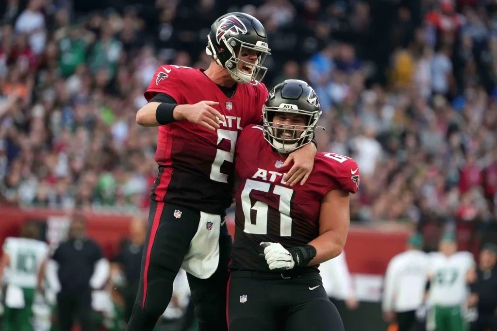 Atlanta Falcons quarterback Matt Ryan (2) and center Matt Hennessy (61) celebrate after a touchdown in the fourth quarter against the New York Jets.