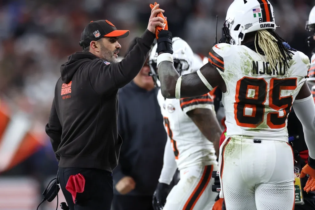 Cleveland Browns head coach Kevin Stefanski (left) celebrates with tight end David Njoku (85) during the first half against the New York Jets at Cleveland Browns Stadium.