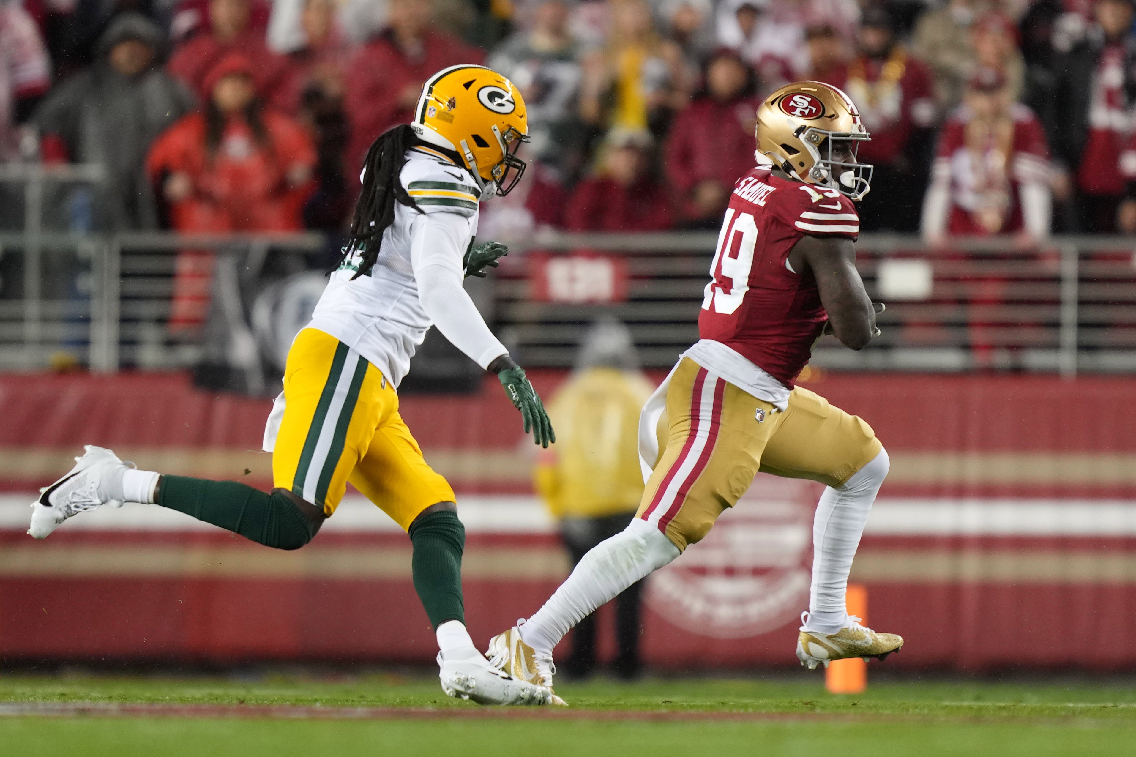 January 20, 2024; Santa Clara, CA, USA; San Francisco 49ers wide receiver Deebo Samuel (19) runs against Green Bay Packers linebacker De'Vondre Campbell (59) and linebacker Quay Walker (7) during the second quarter in a 2024 NFC divisional round game at Levi's Stadium.