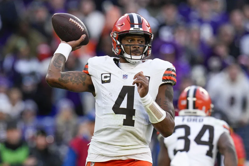 Cleveland Browns quarterback Deshaun Watson (4) passes against the Baltimore Ravens during the second half at M&T Bank Stadium.