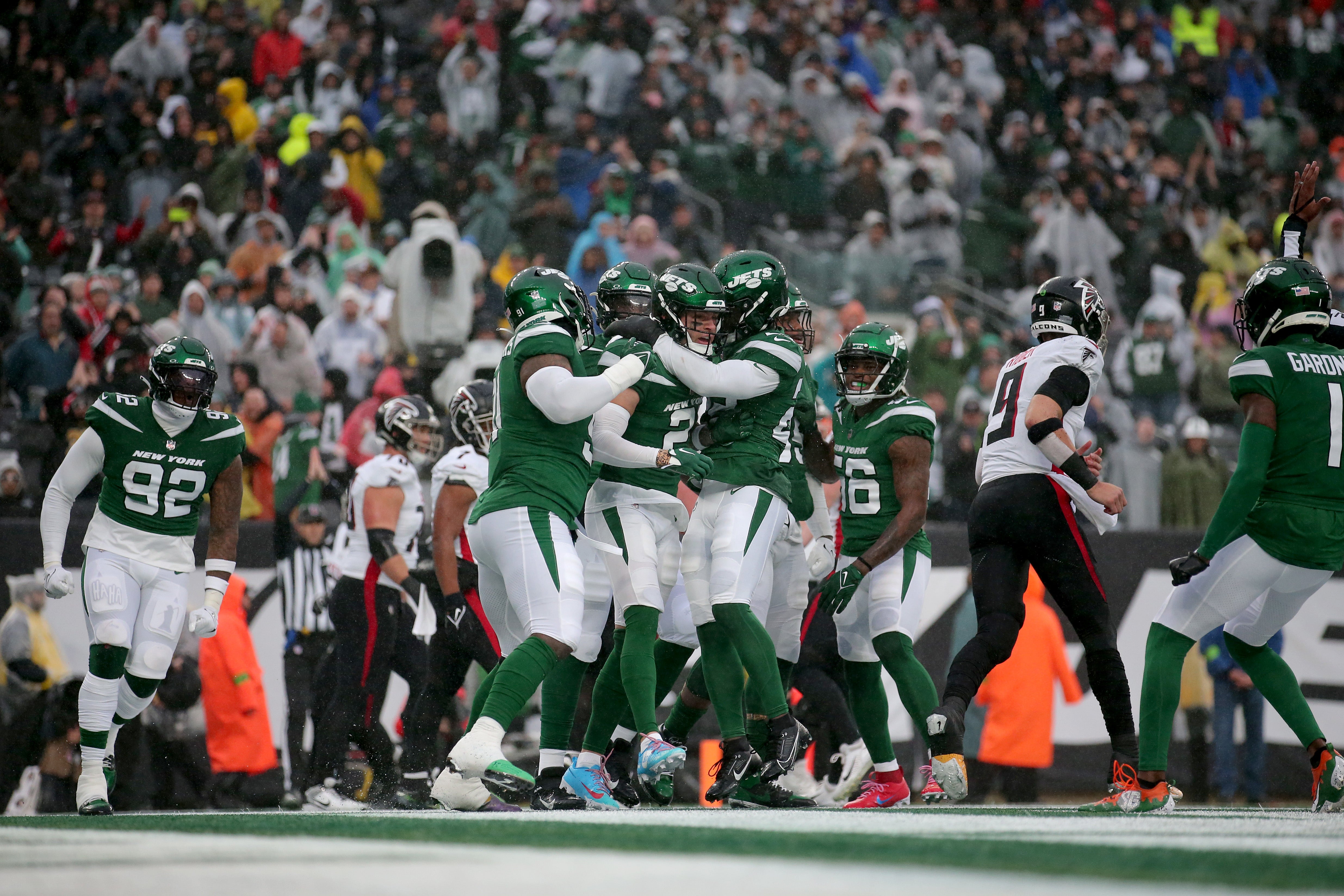 New York Jets safety Ashtyn Davis (21) celebrates his safety against the Atlanta Falcons with teammates during the first quarter at MetLife Stadium.
