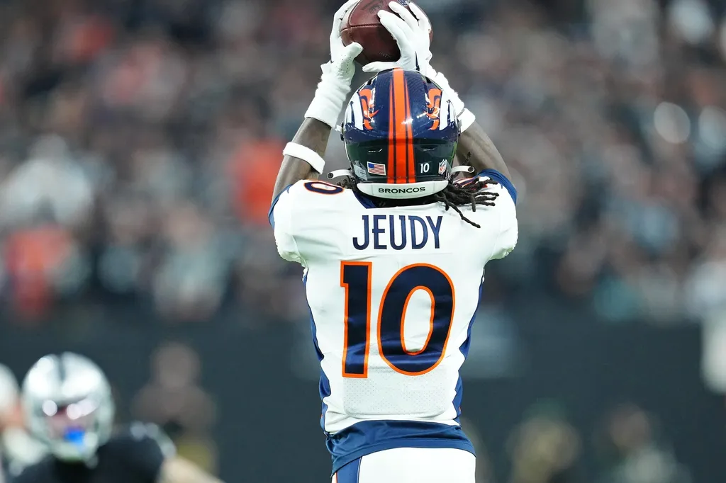 Denver Broncos wide receiver Jerry Jeudy (10) makes a catch against the Las Vegas Raiders during the fourth quarter at Allegiant Stadium.