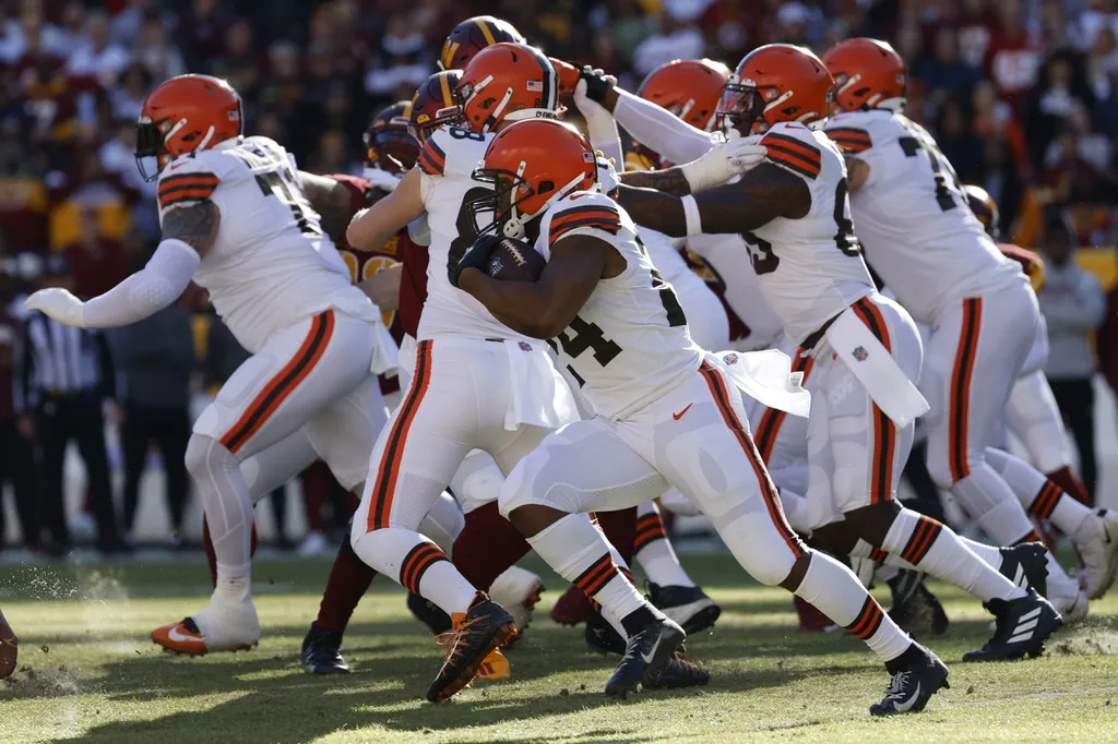 Cleveland Browns running back Nick Chubb (24) carries the ball against the Washington Commanders during the first quarter at FedExField.