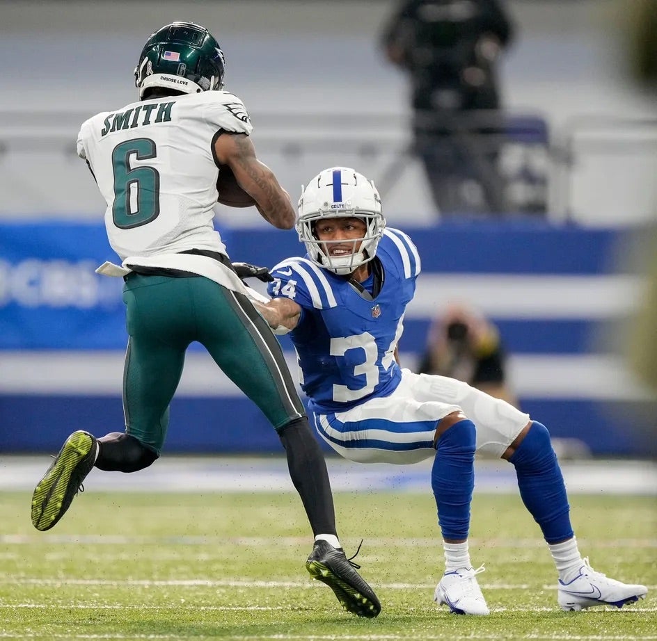 Indianapolis Colts cornerback Isaiah Rodgers Sr. (34) works to stop Philadelphia Eagles wide receiver DeVonta Smith (6) on Sunday, Nov. 20, 2022, during a game against the Philadelphia Eagles at Lucas.