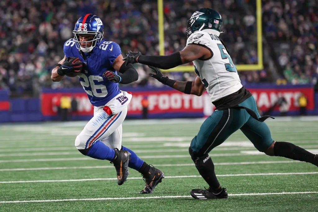 New York Giants running back Saquon Barkley (26) breaks a tackle by Philadelphia Eagles linebacker Zach Cunningham (52) for a rushing touchdown during the first half at MetLife Stadium.