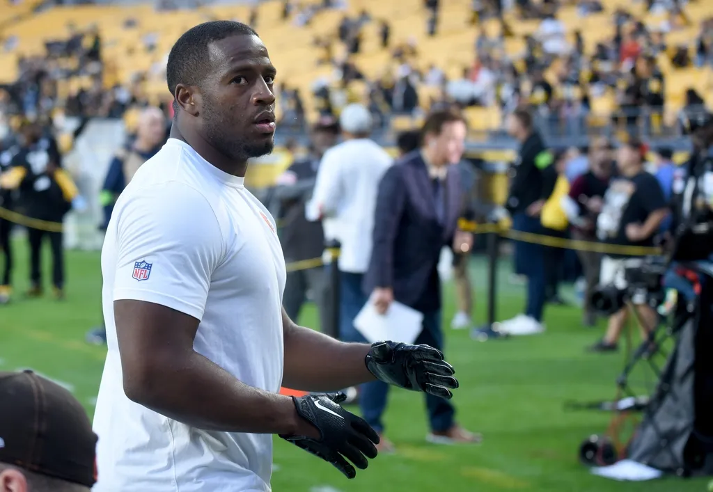 Cleveland Browns running back Nick Chubb leaves pre-game drills before playing a game against the Pittsburgh Steelers at Acrisure Stadium.