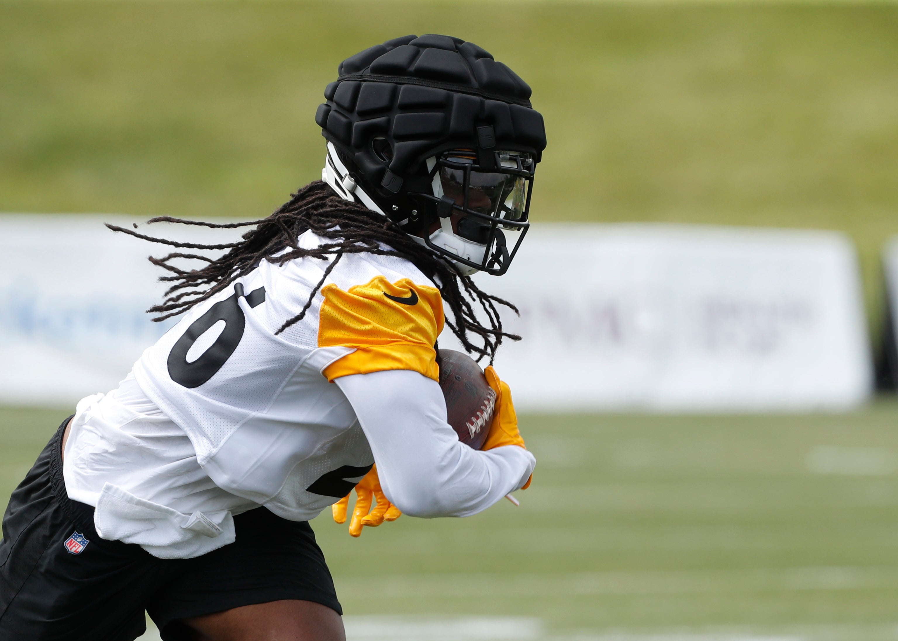 Jul 27, 2023; Latrobe, PA, USA; Pittsburgh Steelers running back Anthony McFarland Jr. (26) participates in drills during training camp at Saint Vincent College. Mandatory Credit: Charles LeClaire-USA TODAY Sports