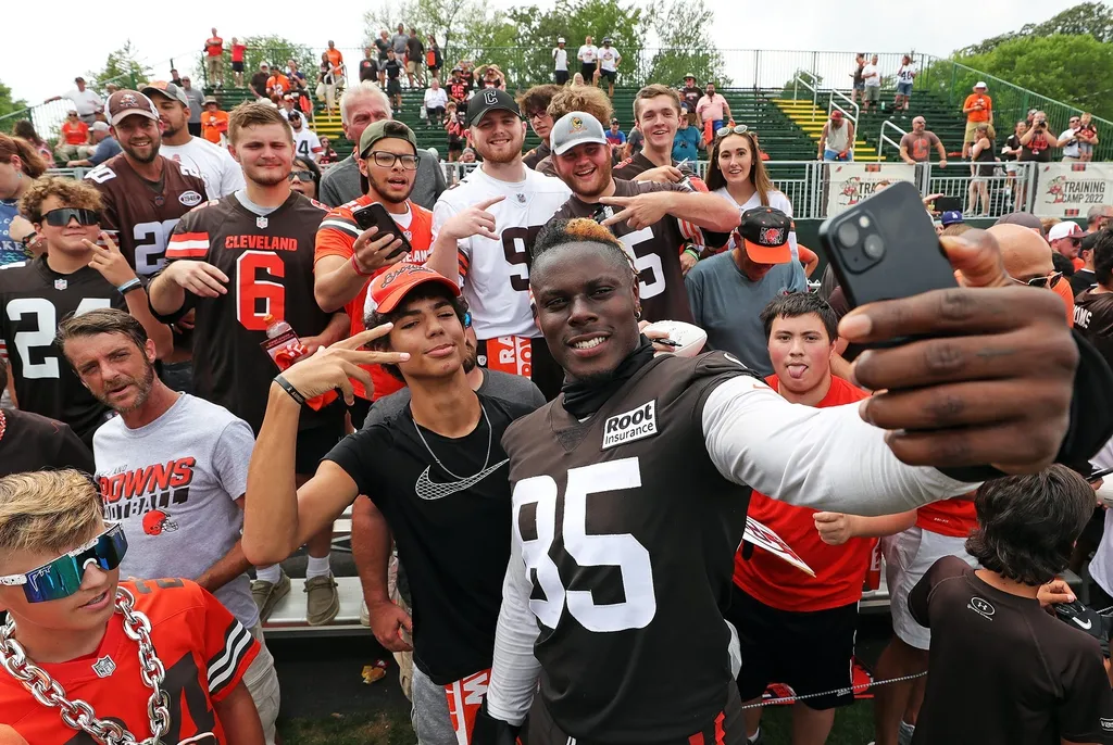 Browns tight end David Njoku snaps a selfie with fans during training camp in 2022