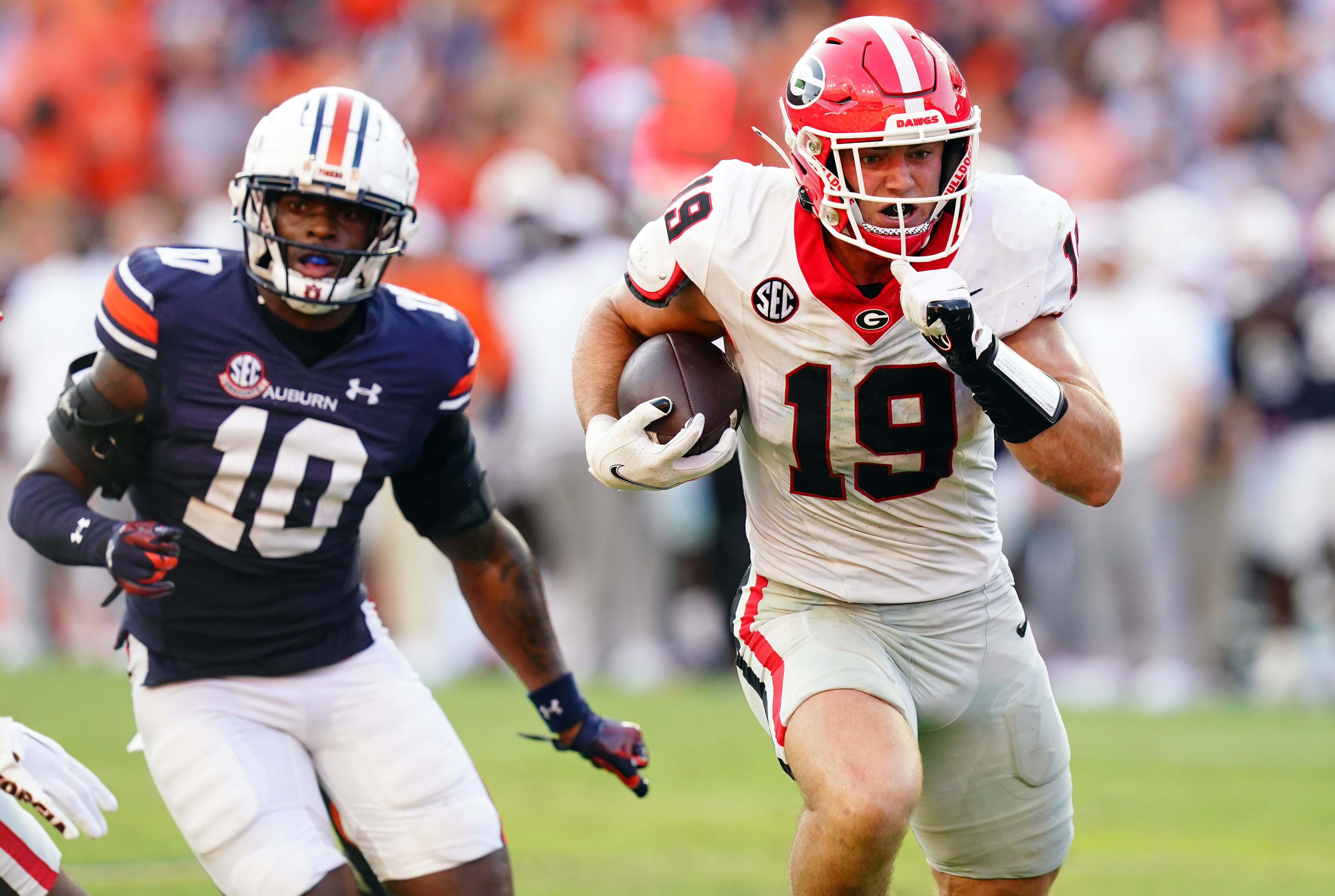 Sep 30, 2023; Auburn, Alabama, USA; Georgia Bulldogs tight end Brock Bowers (19) carries a touchdown reception against the Auburn Tigers during the fourth quarter at Jordan-Hare Stadium.