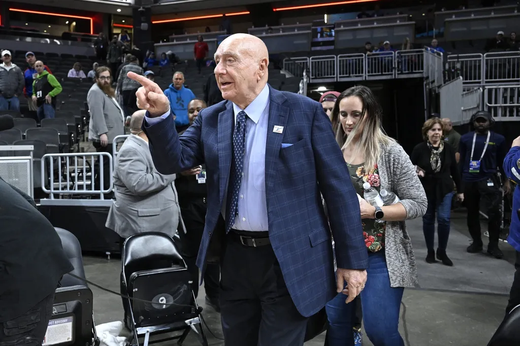 Dick Vitale steps onto the court before the game between the Michigan State Spartans and the Kentucky Wildcats at Gainbridge Fieldhouse.