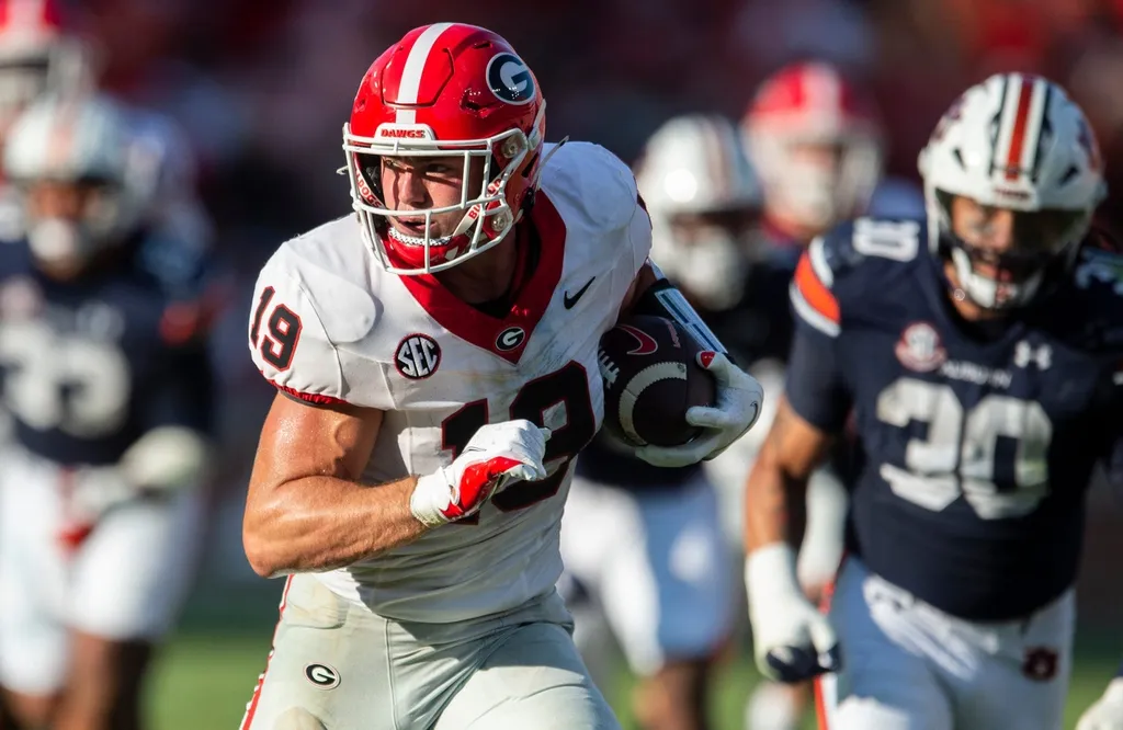 Georgia Bulldogs tight end Brock Bowers (19) runs after a catch during the third quarter as Auburn Tigers take on Georgia Bulldogs at Jordan-Hare Stadium in Auburn, Ala., on Saturday, Sept. 30, 2023