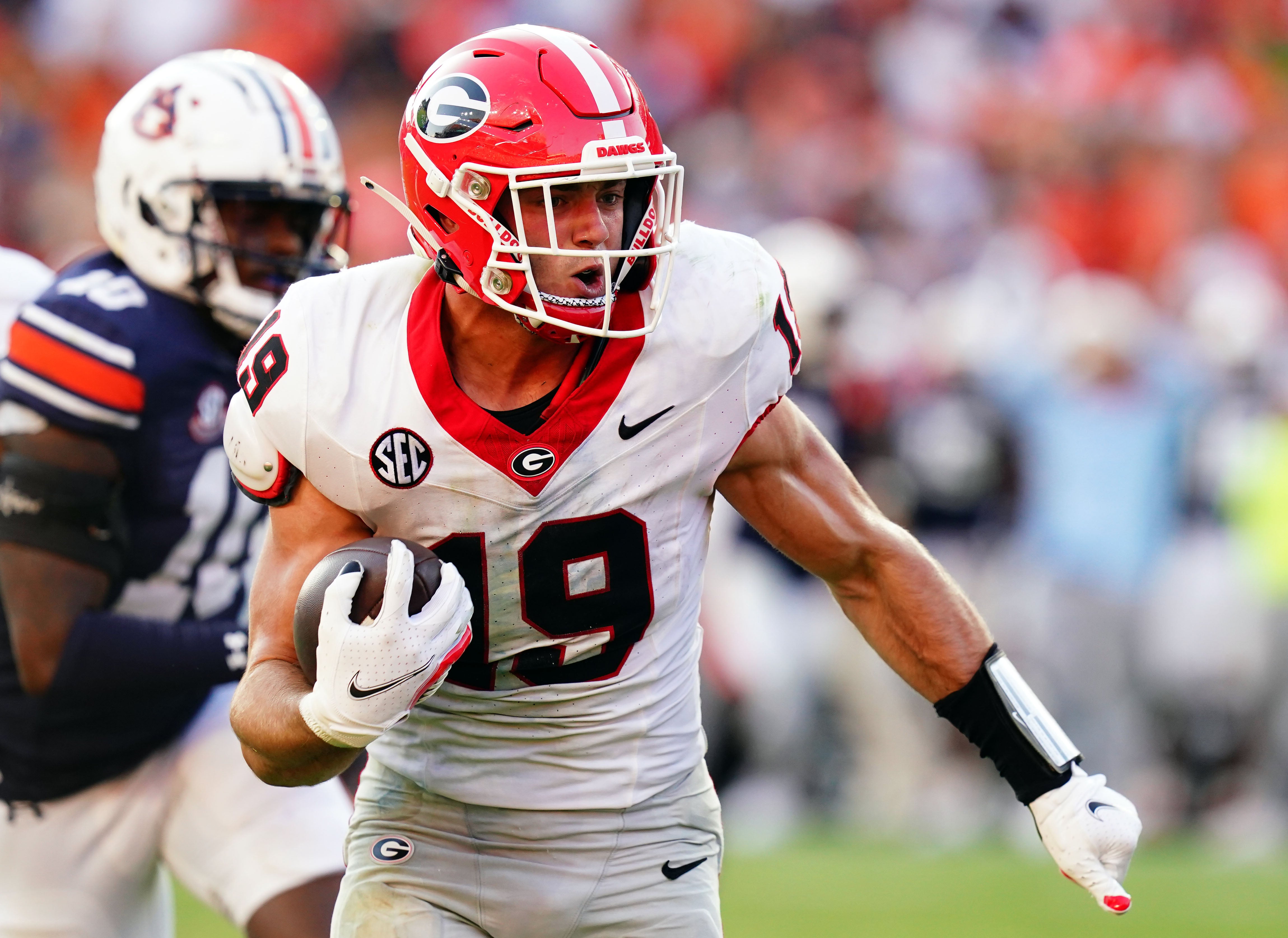 Sep 30, 2023; Auburn, Alabama, USA; Georgia Bulldogs tight end Brock Bowers (19) carries a touchdown reception against the Auburn Tigers during the fourth quarter at Jordan-Hare Stadium.