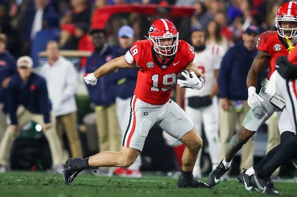 Georgia Bulldogs tight end Brock Bowers (19) runs after a catch against the Mississippi Rebels in the second quarter at Sanford Stadium.