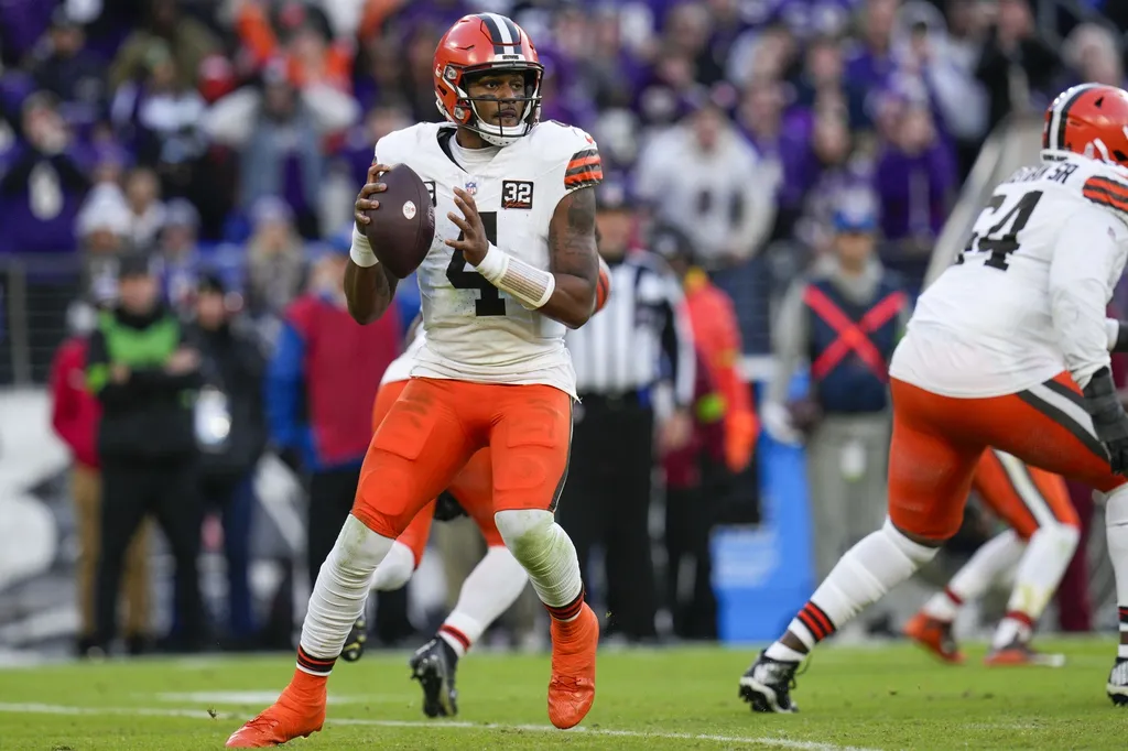Cleveland Browns quarterback Deshaun Watson (4) passes against the Baltimore Ravens during the second half at M&T Bank Stadium.