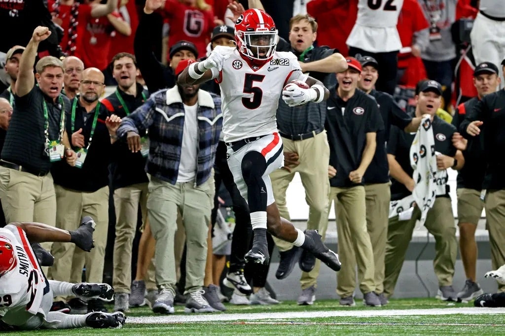 Georgia Bulldogs defensive back Kelee Ringo (5) runs for a touchdown after an interception \d4h\ against the Alabama Crimson Tide in the 2022 CFP college football national championship game.