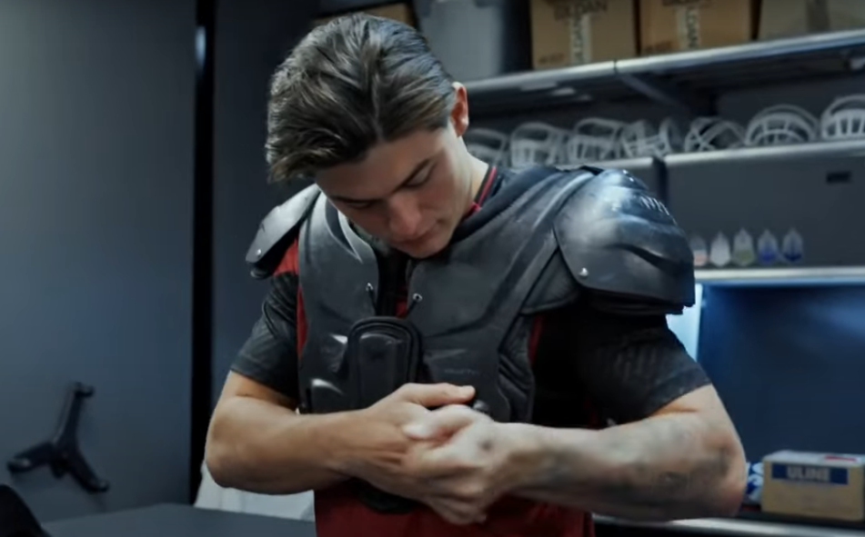 Louis Rees-Zammit puts on pads.