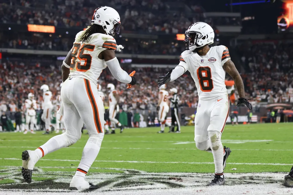 Cleveland Browns wide receiver Elijah Moore (8) celebrates with tight end David Njoku (85) after a touchdown during the first half against the New York Jets at Cleveland Browns Stadium.