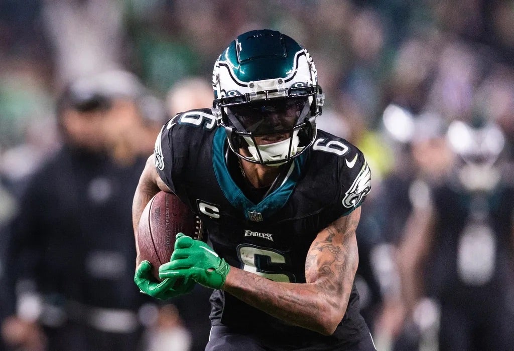 Philadelphia Eagles wide receiver DeVonta Smith (6) runs with the ball after a catch against the New York Giants during the second quarter at Lincoln Financial Field.