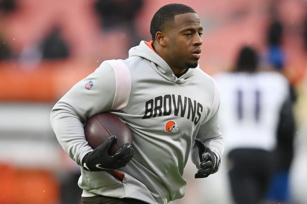 Cleveland Browns running back Nick Chubb (24) warms up before the game between the Browns and the Baltimore Ravens at FirstEnergy Stadium.