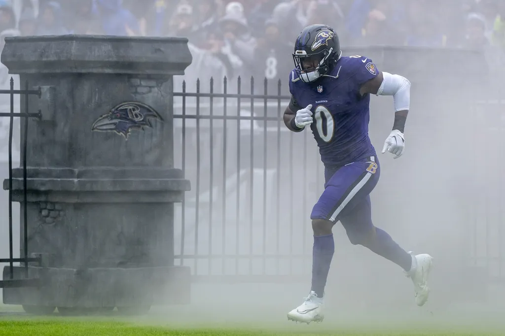 Baltimore Ravens linebacker Roquan Smith (0) takes the field before a game against the Los Angeles Rams at M&T Bank Stadium.
