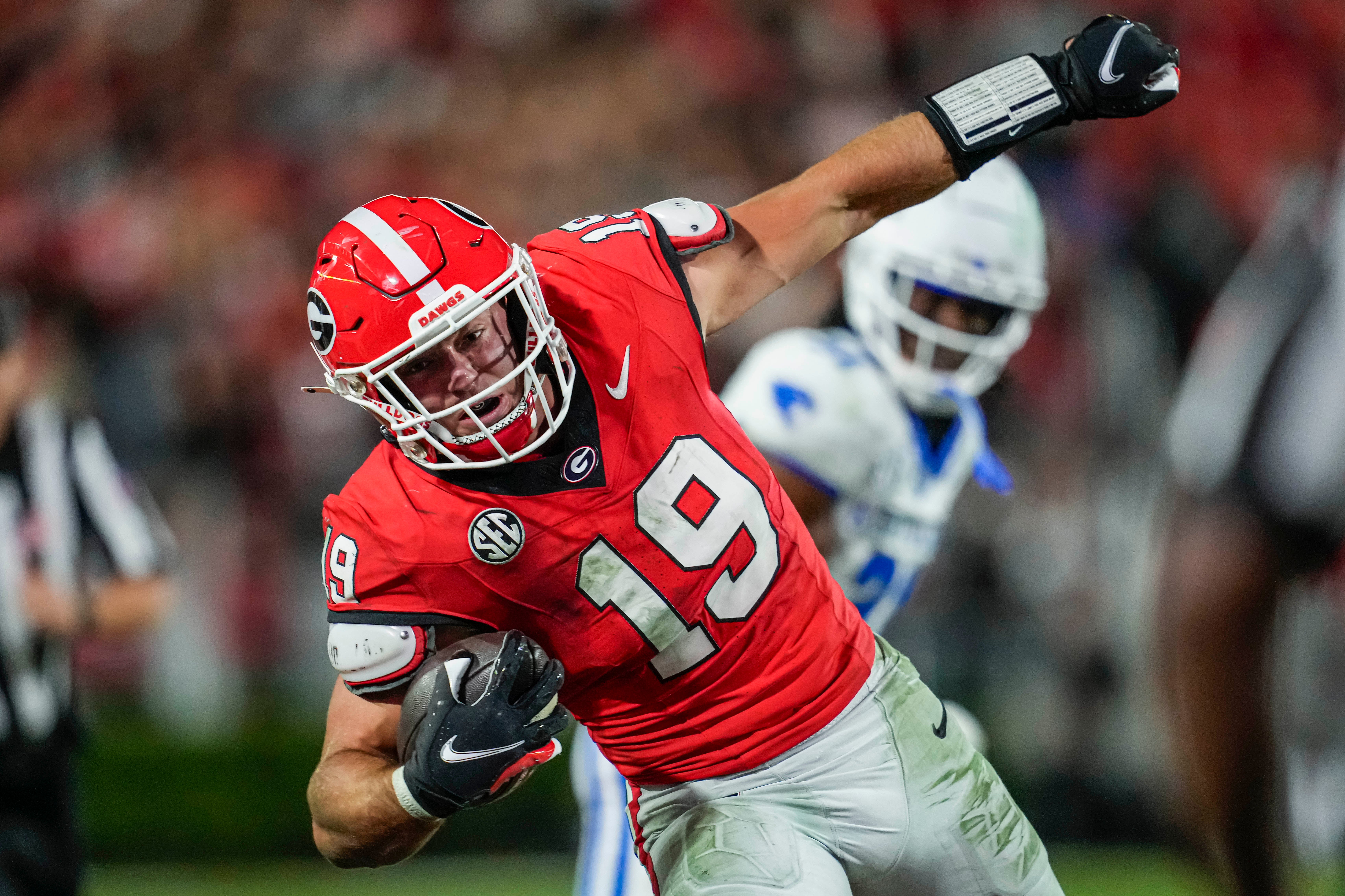 Georgia Bulldogs tight end Brock Bowers (19) runs against the Kentucky Wildcats during the second half at Sanford Stadium.