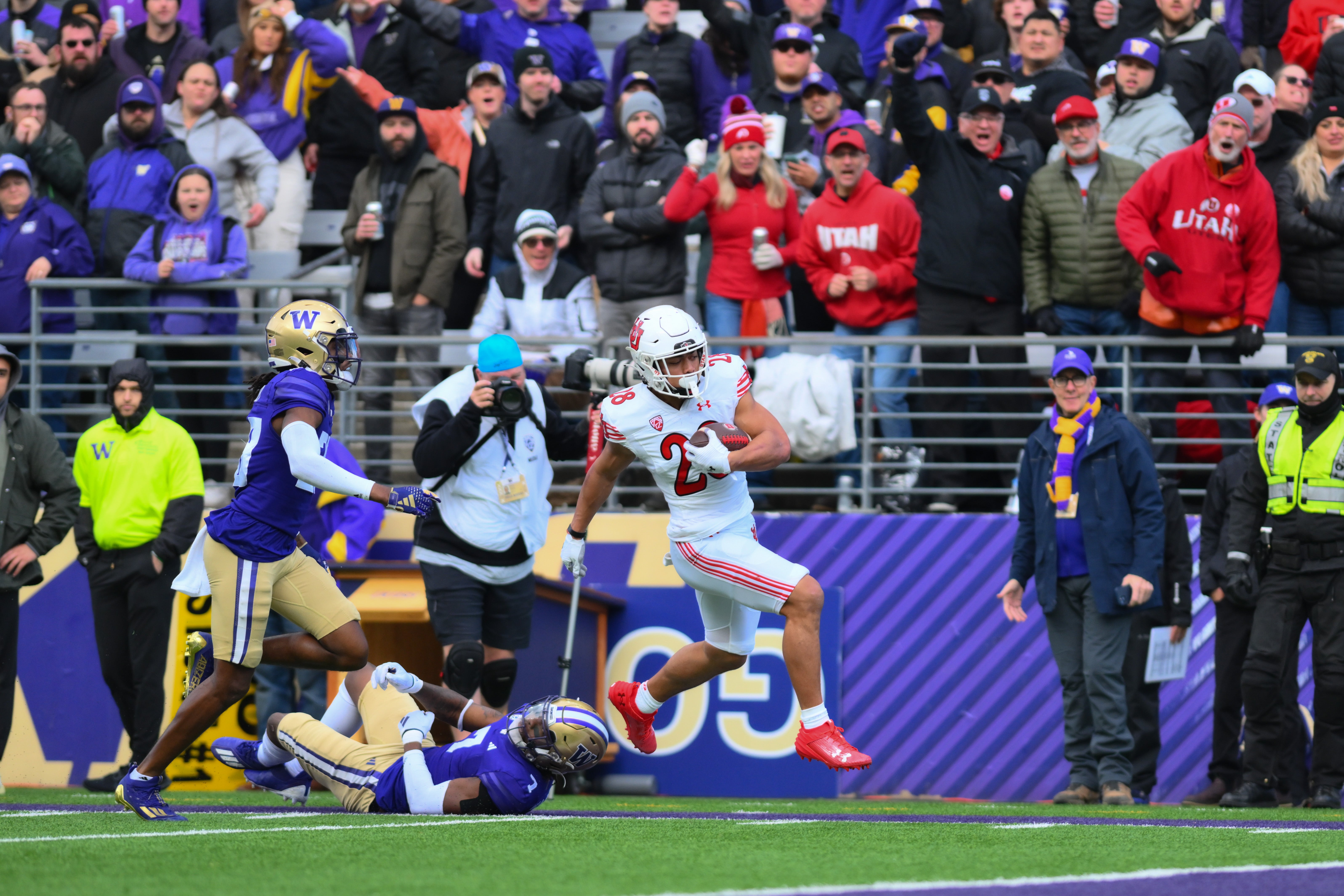 Nov 11, 2023; Seattle, Washington, USA; Utah Utes running back Sione Vaki (28) carries the ball after a catch for a touchdown against the Washington Huskies during the first half at Alaska Airlines Field at Husky Stadium.