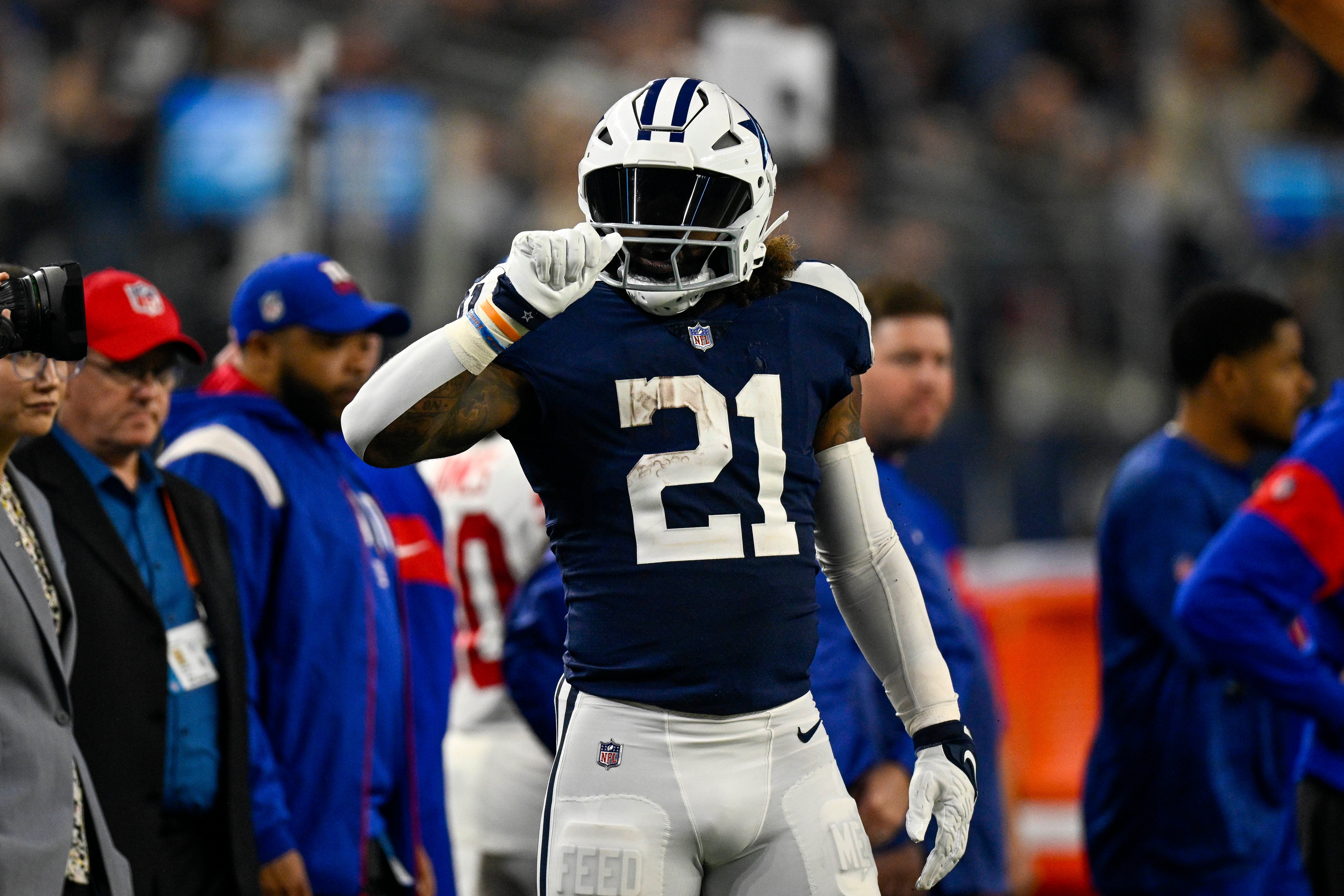 Dallas Cowboys running back Ezekiel Elliott (21) celebrates after carrying the ball for a first down during the game between the Dallas Cowboys and the New York Giants at AT&T Stadium.