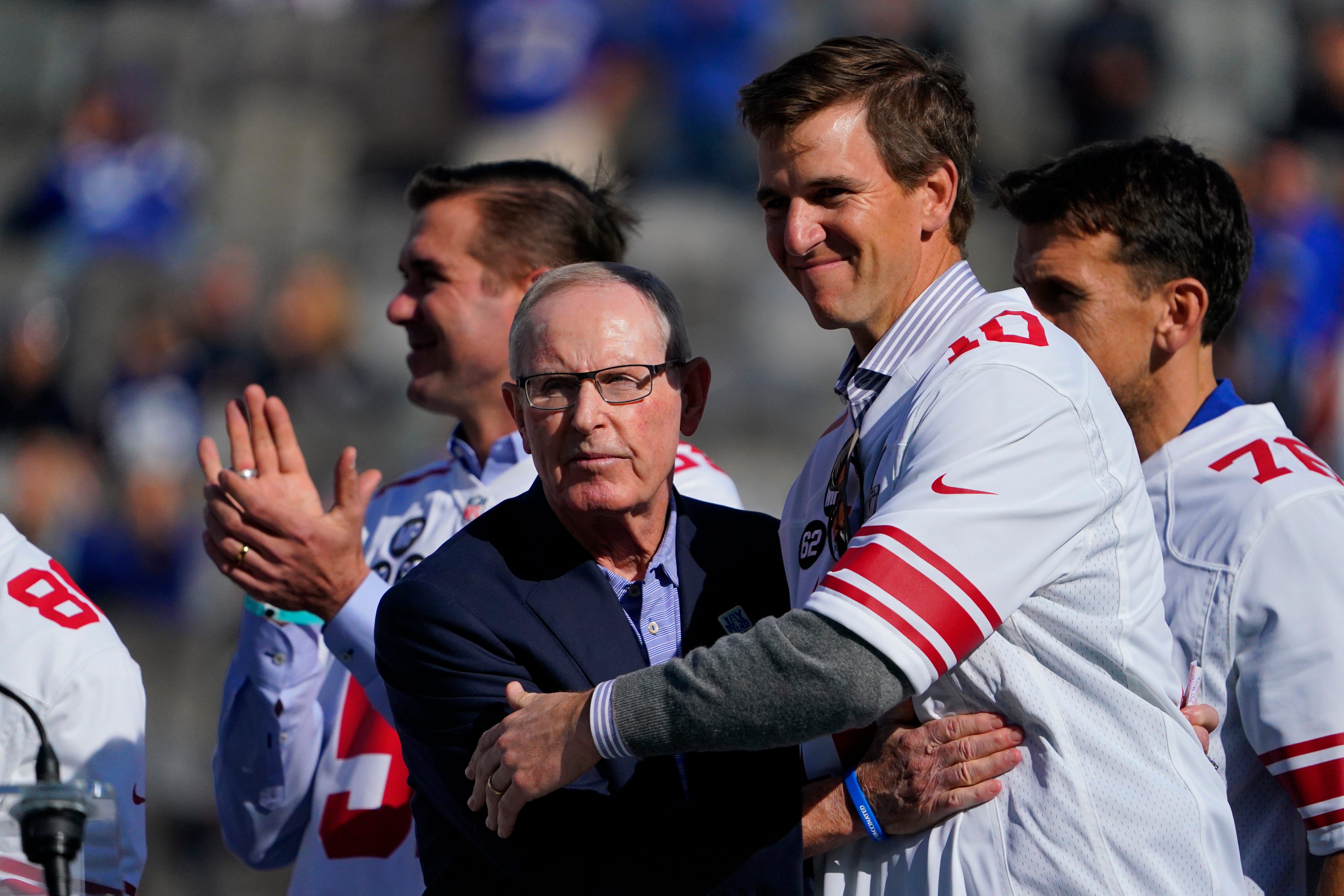 Former New York Giants head coach Tom Coughlin and quarterback Eli Manning hug during the ceremony honoring the Super Bowl XLVI winning team. The Giants fall to the Rams, 38-11, at MetLife Stadium on Sunday, Oct. 17, 2021, in East Rutherford. Nyg Vs Lar
