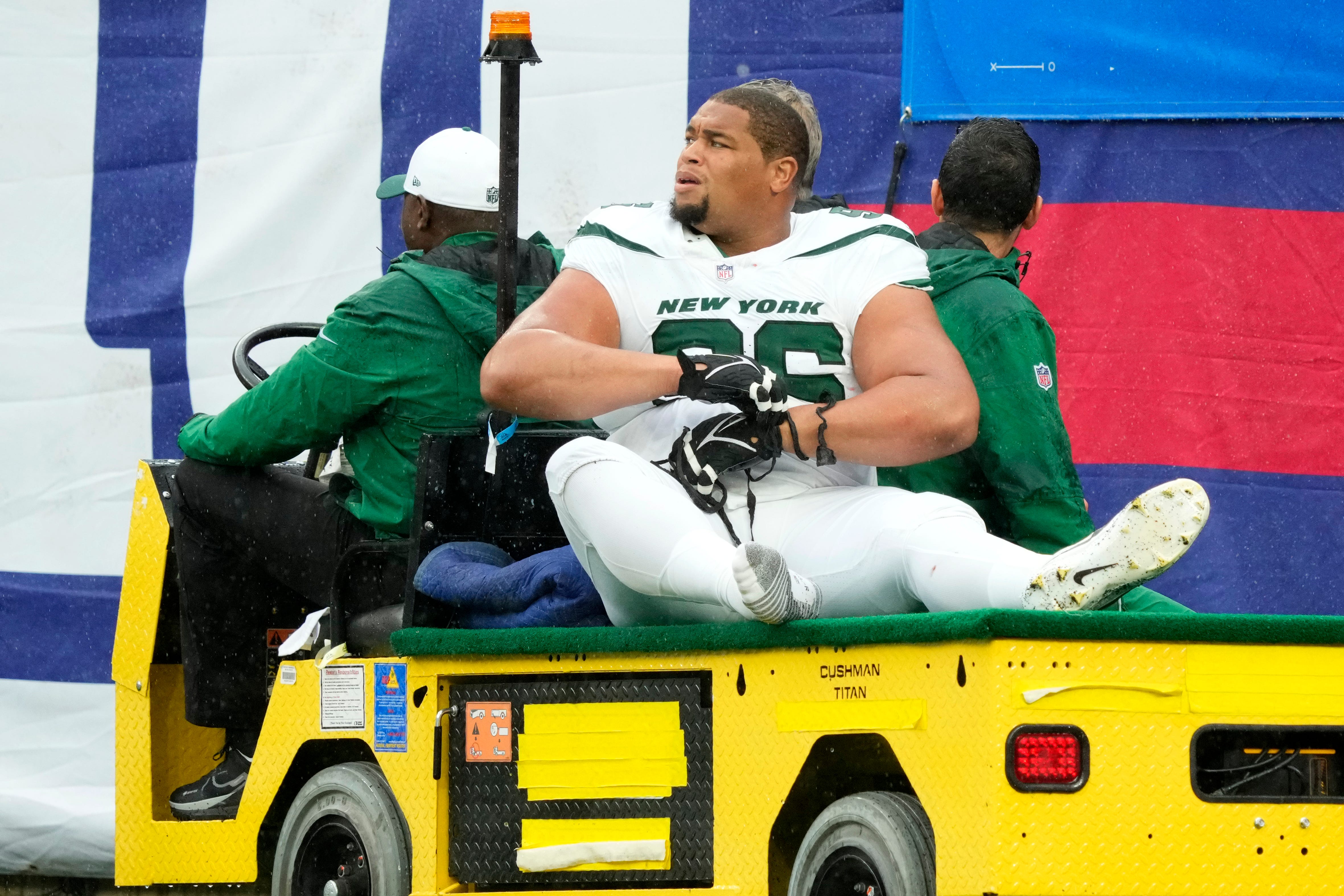 New York Jets defensive tackle Al Woods (96) leaves the game after a second quarter injury.