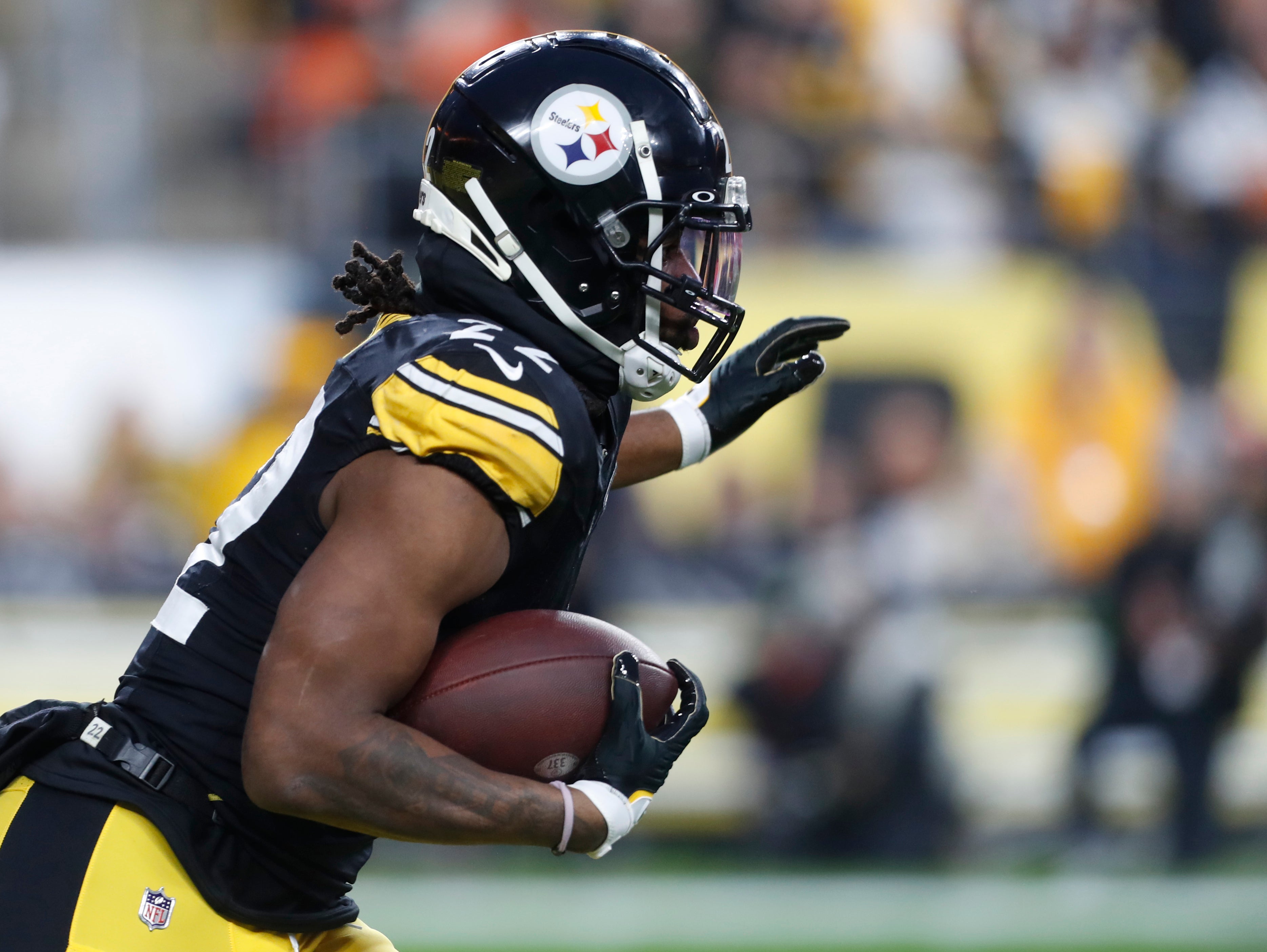 Dec 23, 2023; Pittsburgh, Pennsylvania, USA; Pittsburgh Steelers running back Najee Harris (22) runs the ball against the Cincinnati Bengals during the first quarter at Acrisure Stadium. Mandatory Credit: Charles LeClaire-USA TODAY Sports
