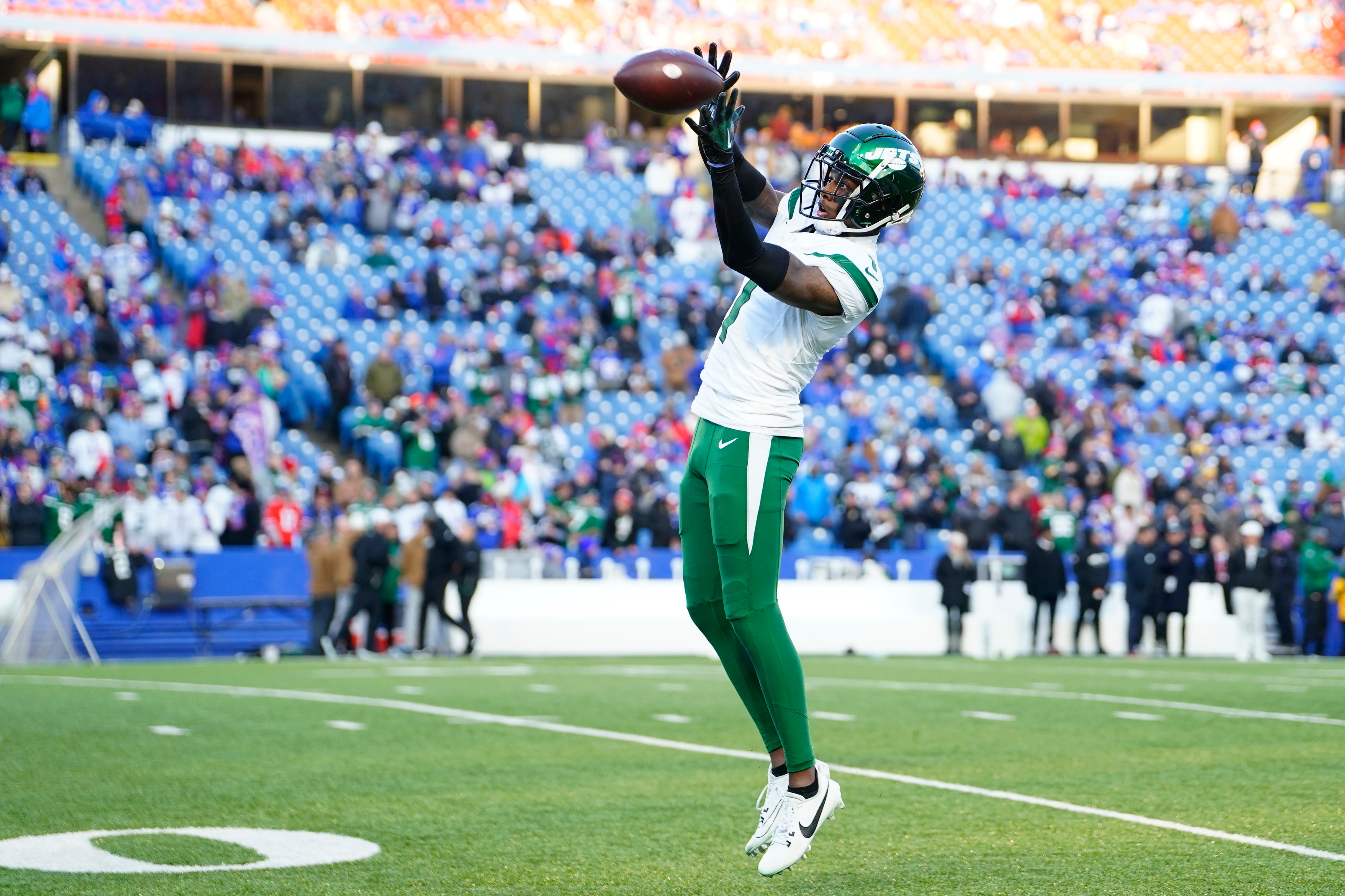 New York Jets cornerback Sauce Gardner (1) warms up prior to the game against the Buffalo Bills at Highmark Stadium.
