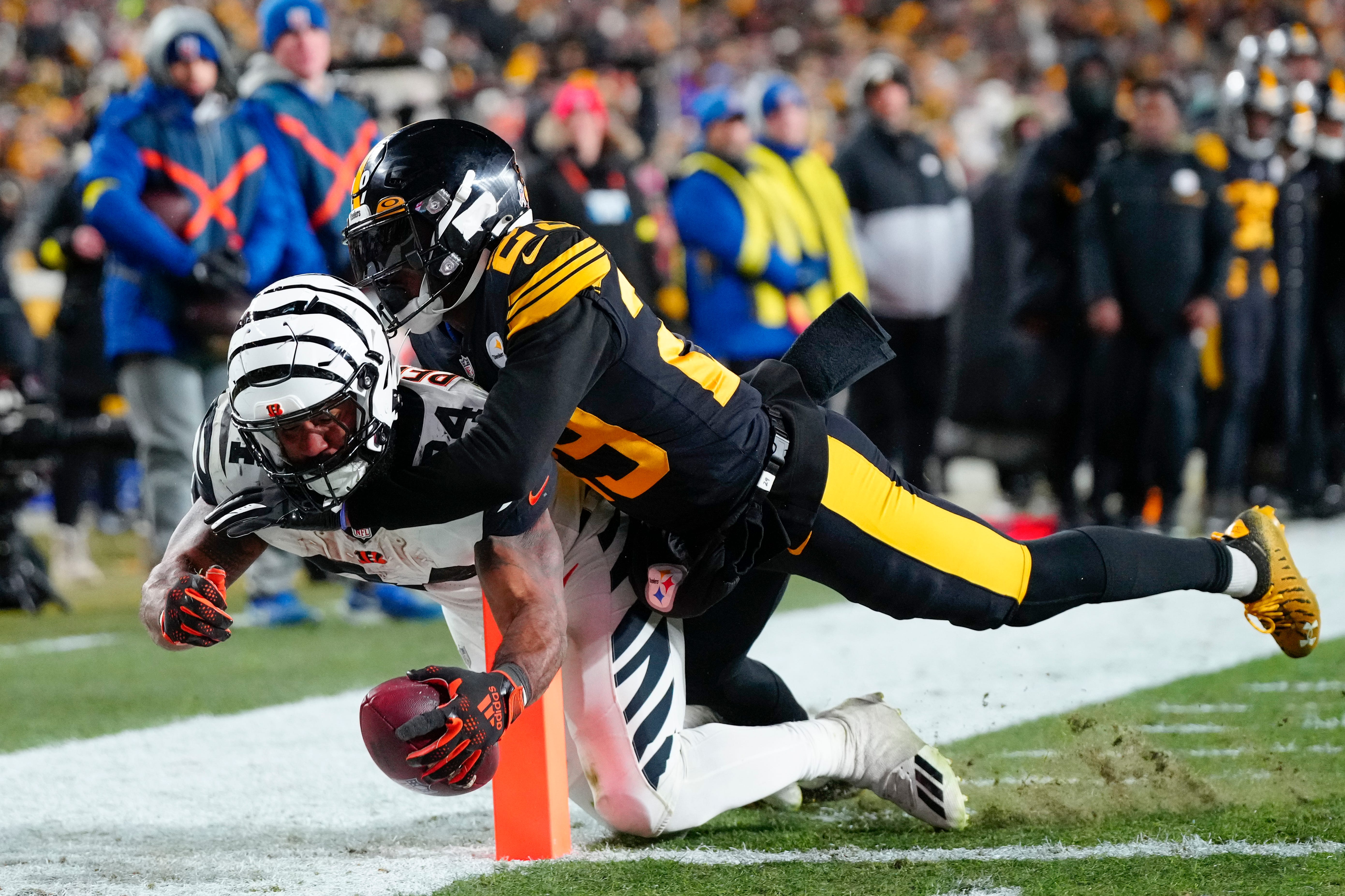 Cincinnati Bengals running back Samaje Perine (34) breaks the plane as he tackled on a touchdown reception in the fourth quarter of of the NFL Week 11 game between the Pittsburgh Steelers and the Cincinnati Bengals at Acrisure Stadium in Pittsburgh on Sunday, Nov. 20, 2022. The Bengals won 37-30. Cincinnati Bengals At Pittsburgh Steelers Week 11