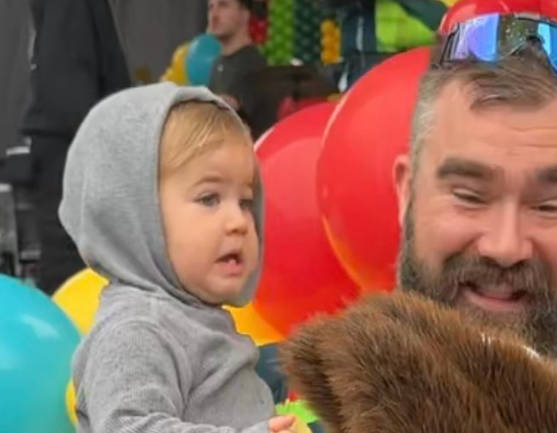 Jason Kelce's daughter Bennett reacts to meeting Philadelphia Eagles mascot, Swoop.