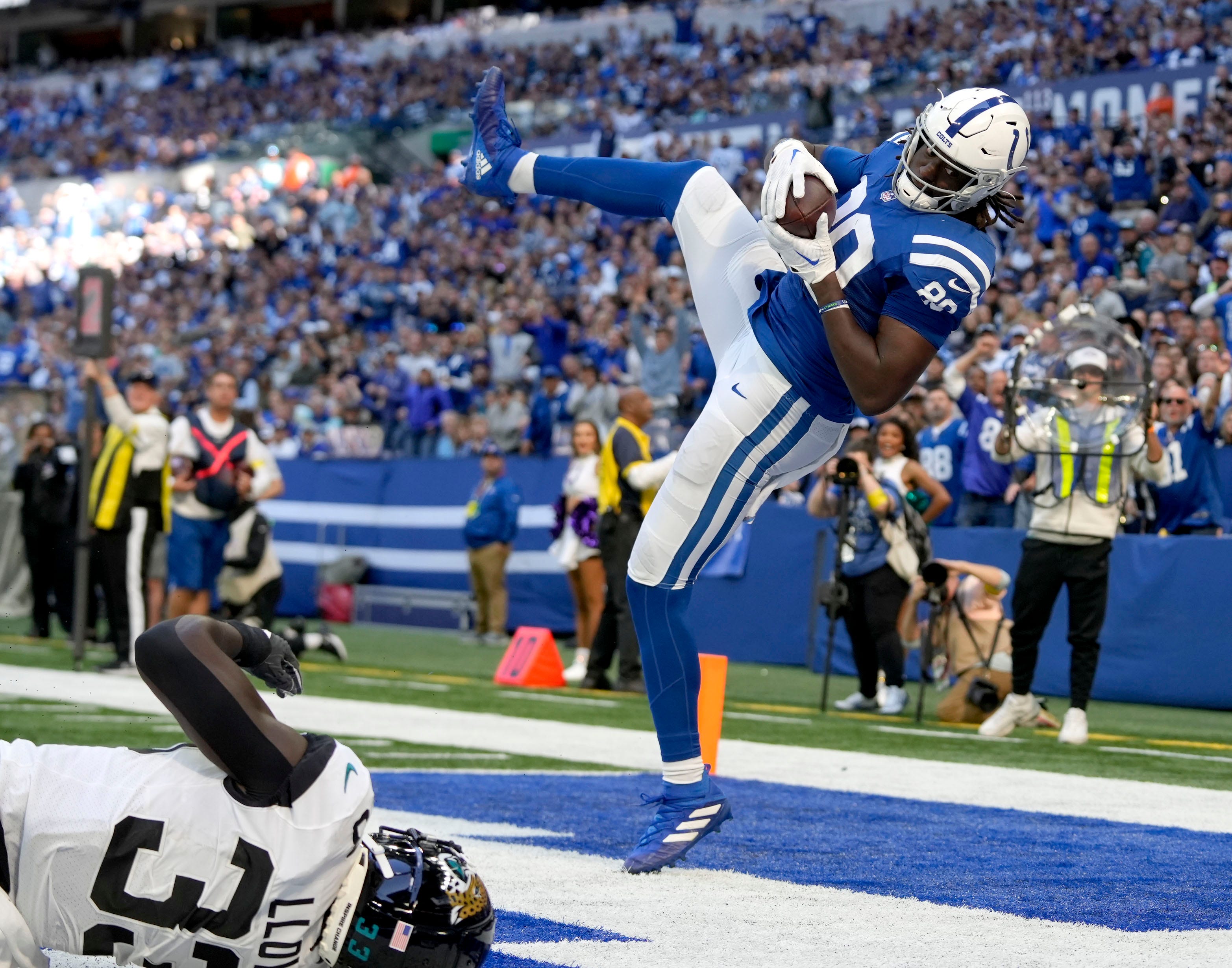 Indianapolis Colts tight end Jelani Woods (80) comes down in the end zone with the ball for a touchdown Sunday, Oct. 16, 2022, during a game against the Jacksonville Jaguars at Lucas Oil Stadium in Indianapolis.
