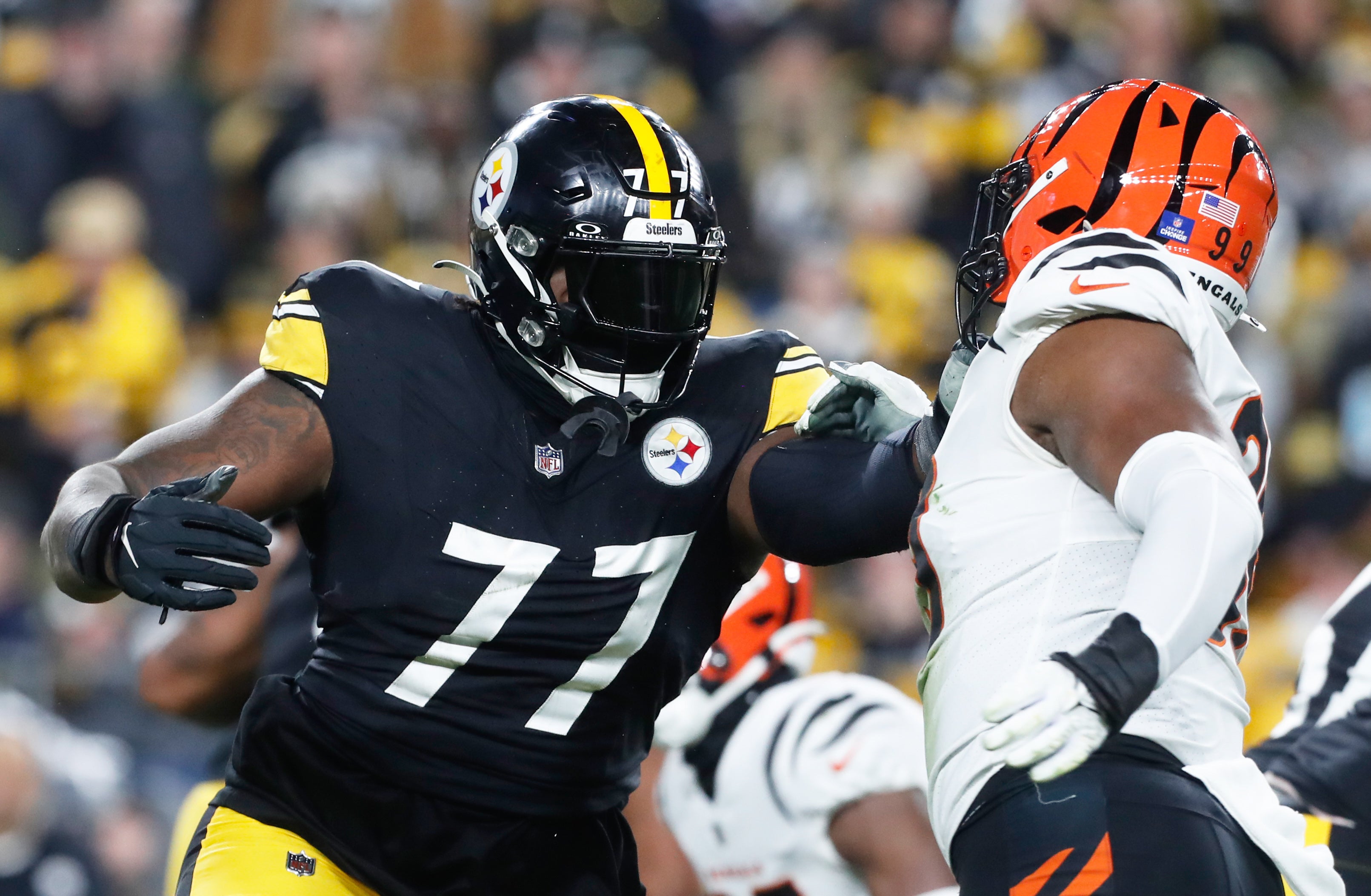 Dec 23, 2023; Pittsburgh, Pennsylvania, USA; Pittsburgh Steelers offensive tackle Broderick Jones (77) blocks at the line of scrimmage against Cincinnati Bengals defensive end Myles Murphy (right) during the second quarter at Acrisure Stadium. Mandatory Credit: Charles LeClaire-USA TODAY Sports