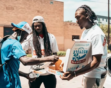 Chiefs WR Rashee Rice giving out pizza to hungry community members.