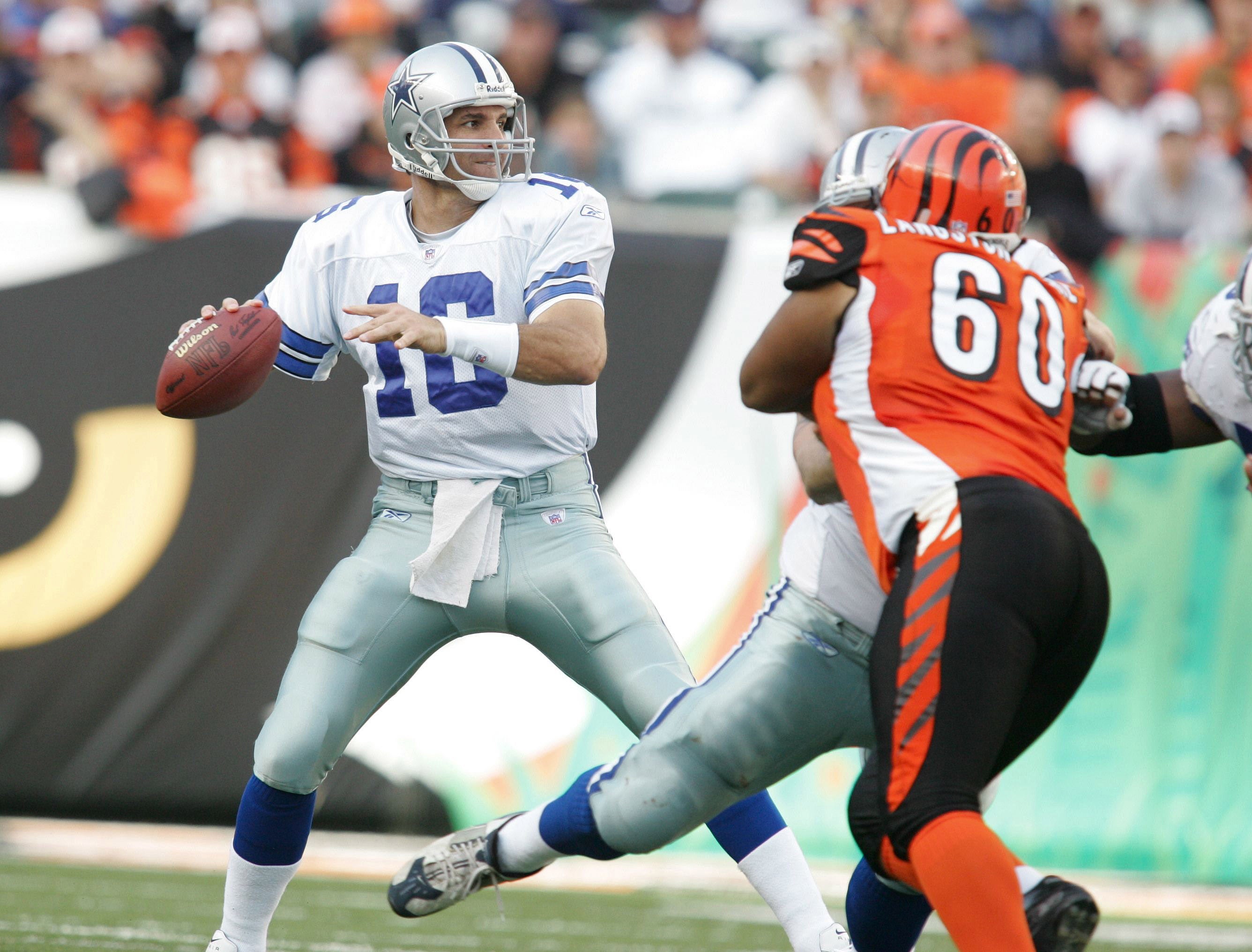 Dallas Cowboys quarterback #16 Vinnie Testaverde in the pocket against Cincinnati Bengals at Paul Brown Stadium. Bengals beat the Cowboys 26-3.
