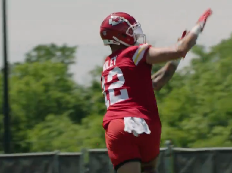 Jared Wiley catches a pass at Chiefs OTAs.