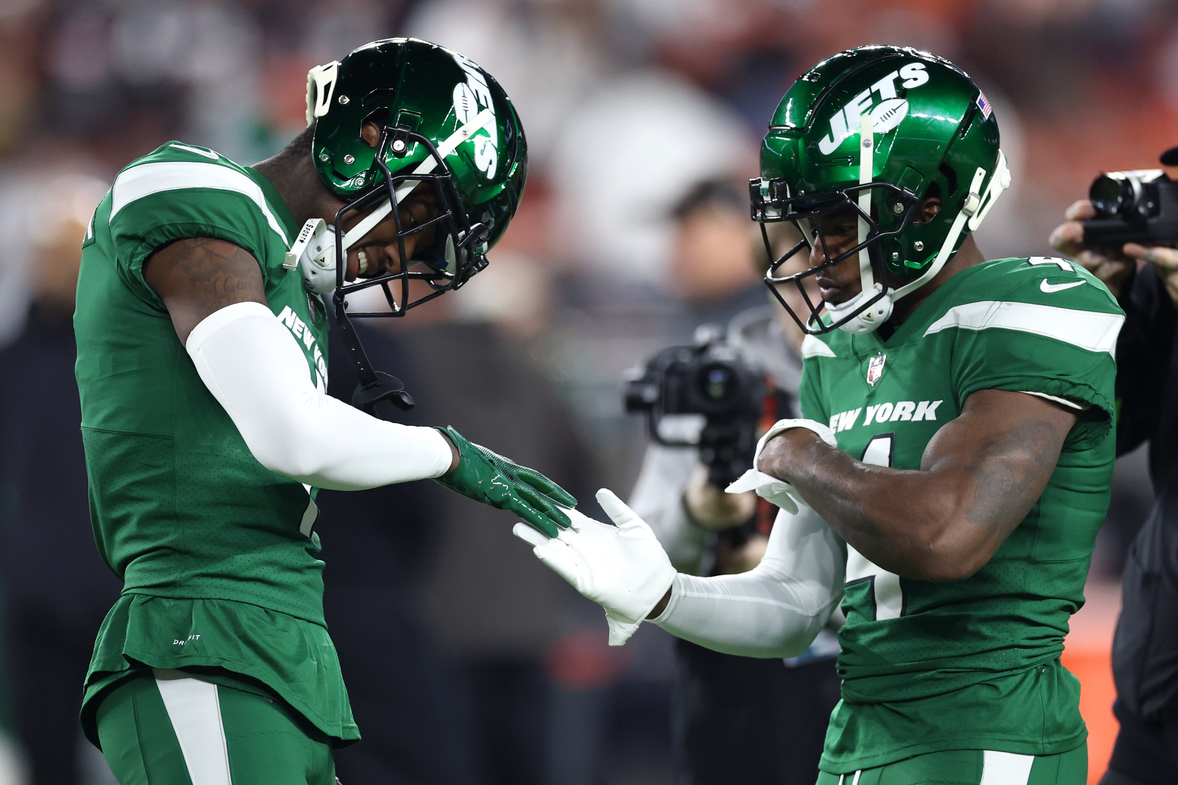 New York Jets cornerbacks Sauce Gardner (left) and D.J. Reed (4) before the game against the Cleveland Browns at Cleveland Browns Stadium.