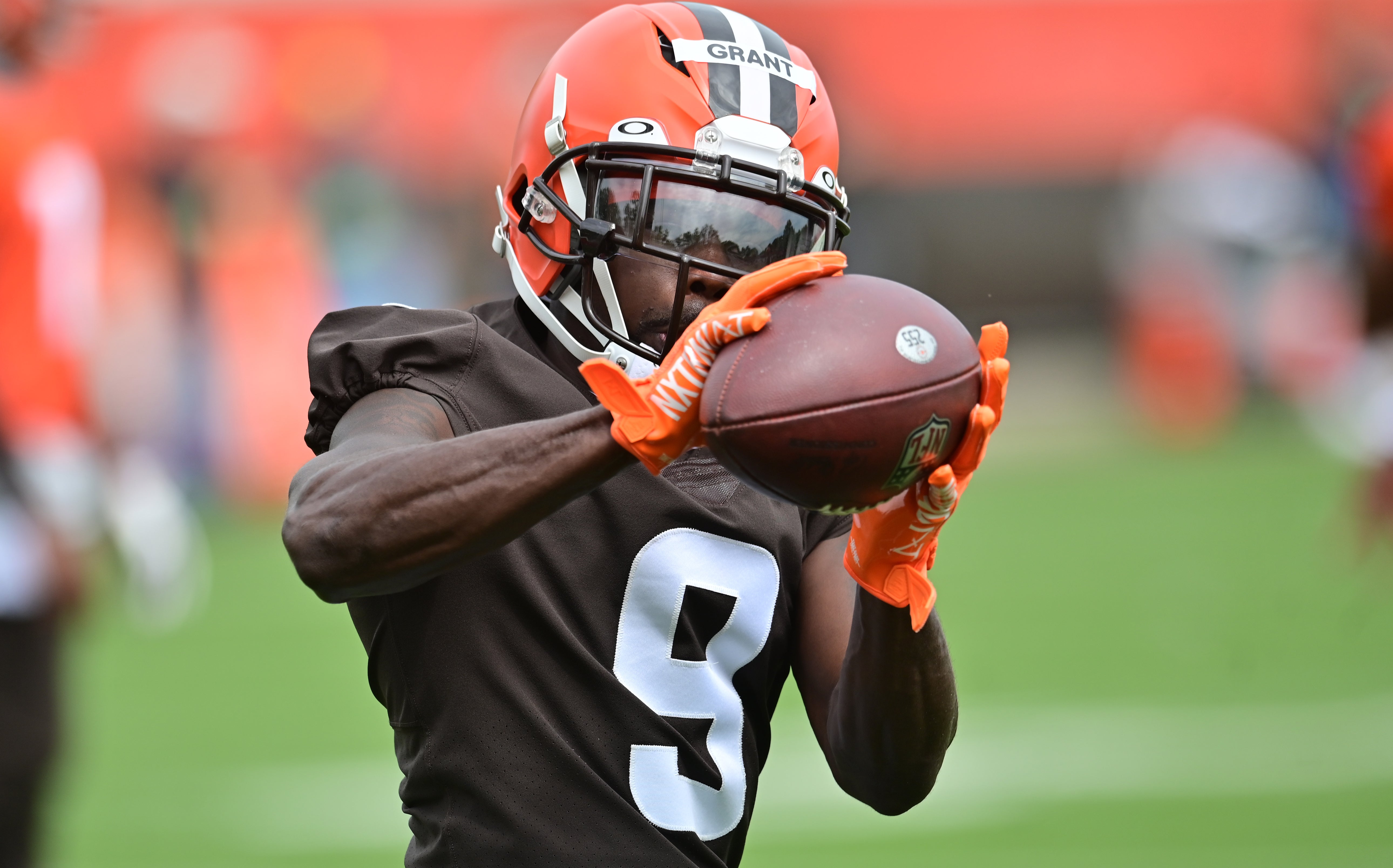 Cleveland Browns wide receiver Jakeem Grant Sr. (9) catches a pass during organized team activities at CrossCountry Mortgage Campus.