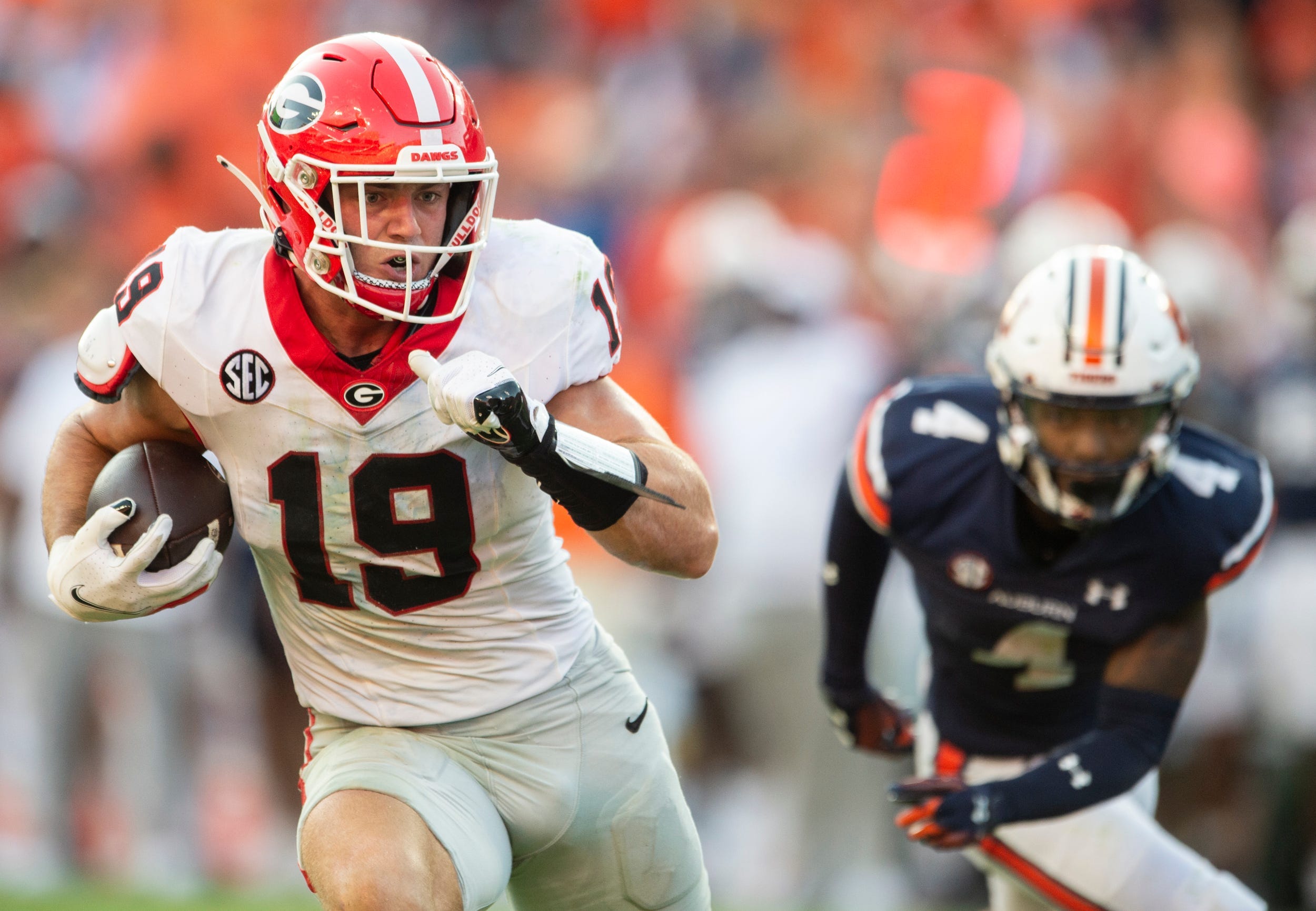 Georgia Bulldogs tight end Brock Bowers (19) runs the ball into the end zone after a catch for the game sealing touchdown as Auburn Tigers take on Georgia Bulldogs at Jordan-Hare Stadium in Auburn, Al.