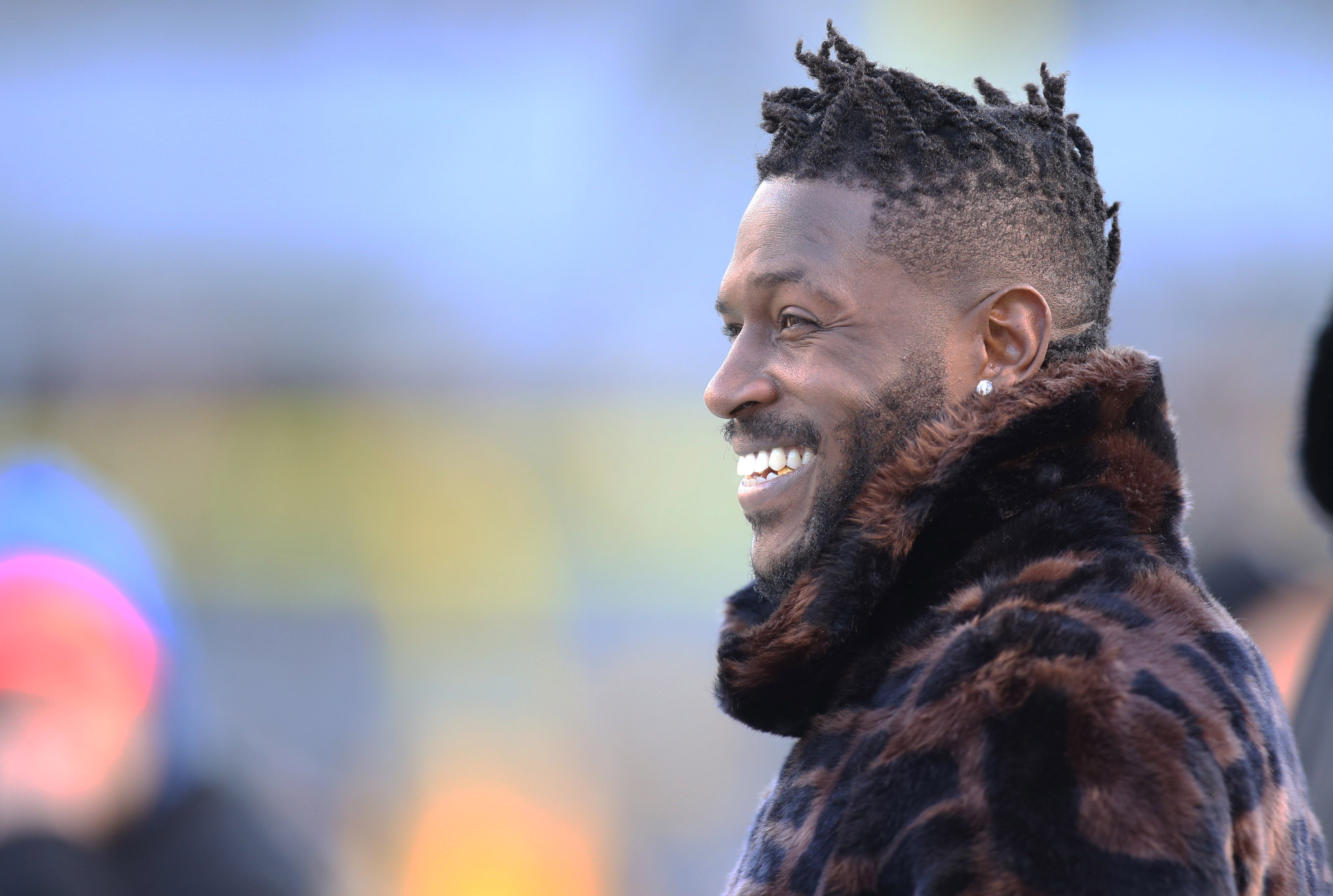 Dec 30, 2018; Pittsburgh, PA, USA; Pittsburgh Steelers wide receiver Antonio Brown (84) looks on during warm-ups before the Steelers host the Cincinnati Bengals at Heinz Field. Brown has been ruled out of the game due to injury. Mandatory Credit: Charles LeClaire-USA TODAY Sports  