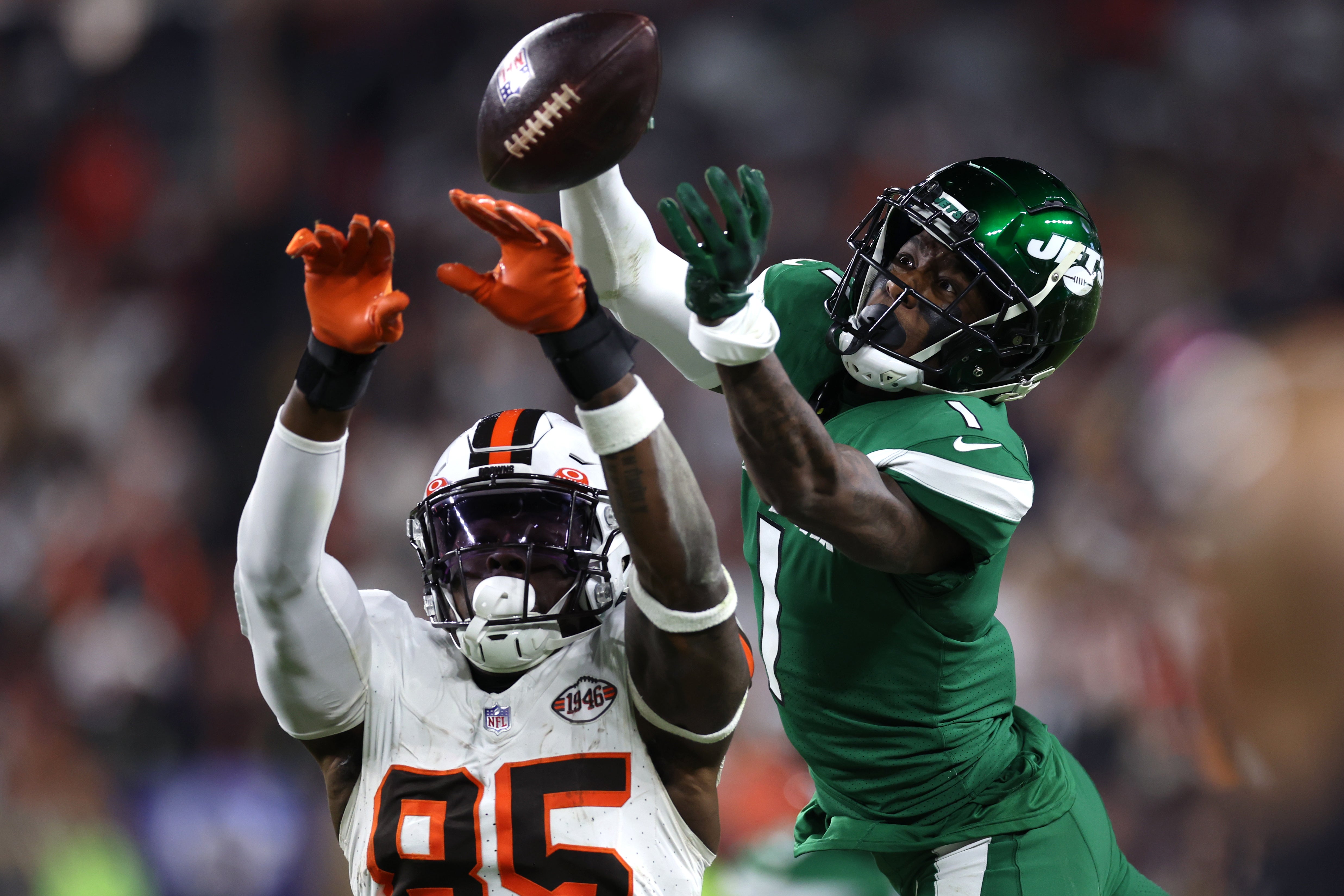 New York Jets cornerback Sauce Gardner (1) breaks up a pass intended for Cleveland Browns tight end David Njoku (85) during the second half during the first half at Cleveland Browns Stadium.