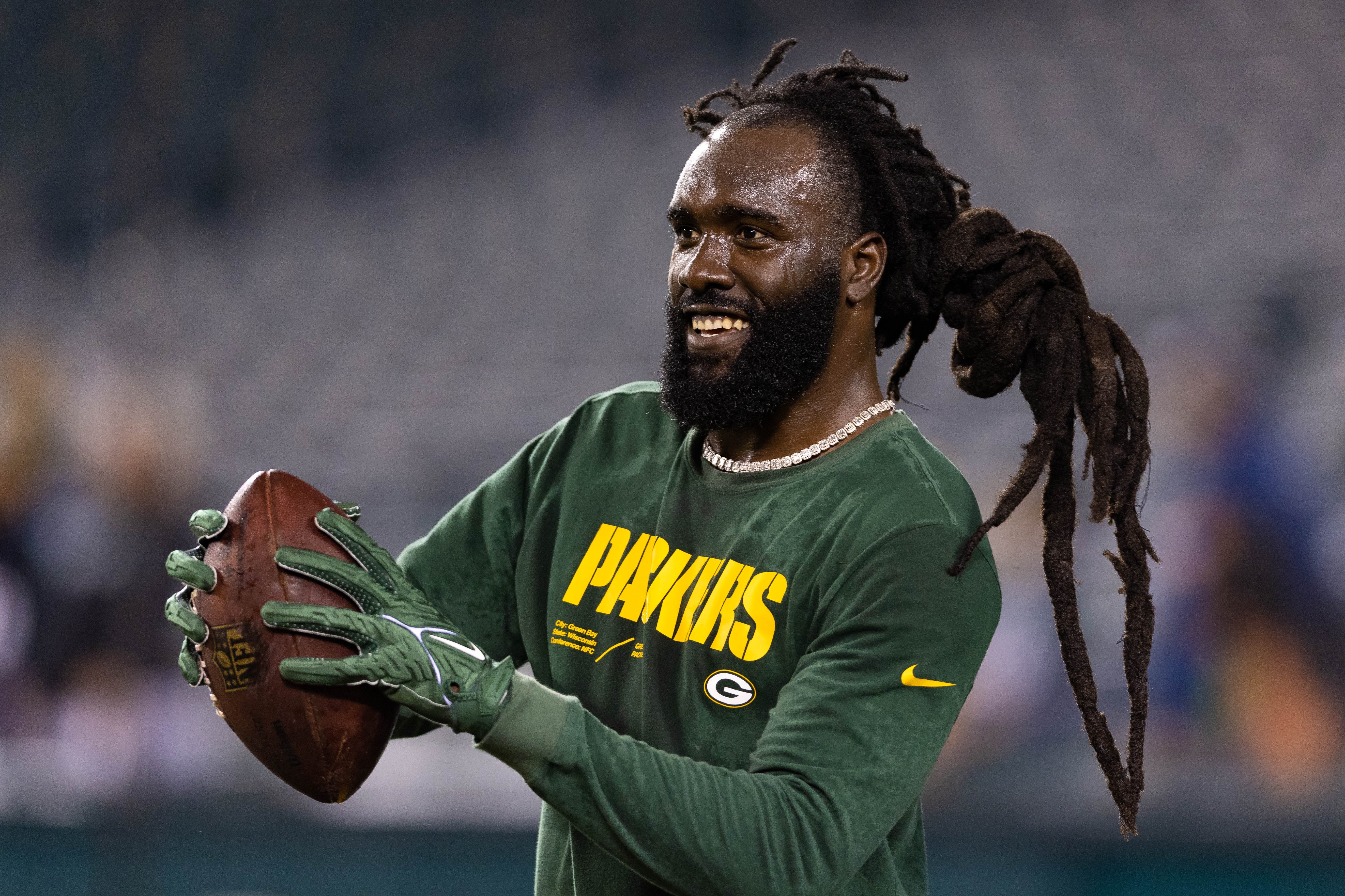 Nov 27, 2022; Philadelphia, Pennsylvania, USA; Green Bay Packers linebacker De'Vondre Campbell warms up before action against the Philadelphia Eagles at Lincoln Financial Field.